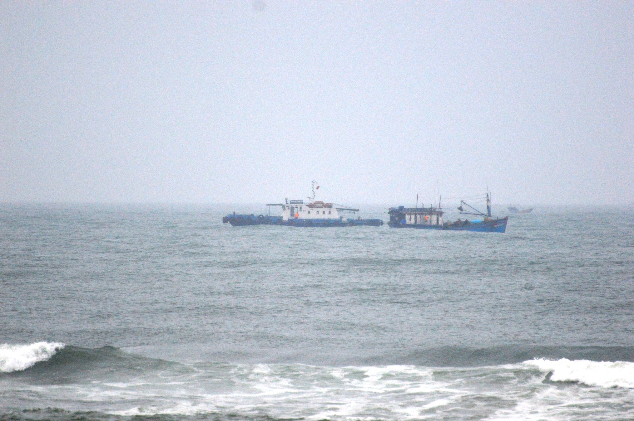 Hang chuc thuyen ca cua ngu dan mac ket ngoai bien anh 2