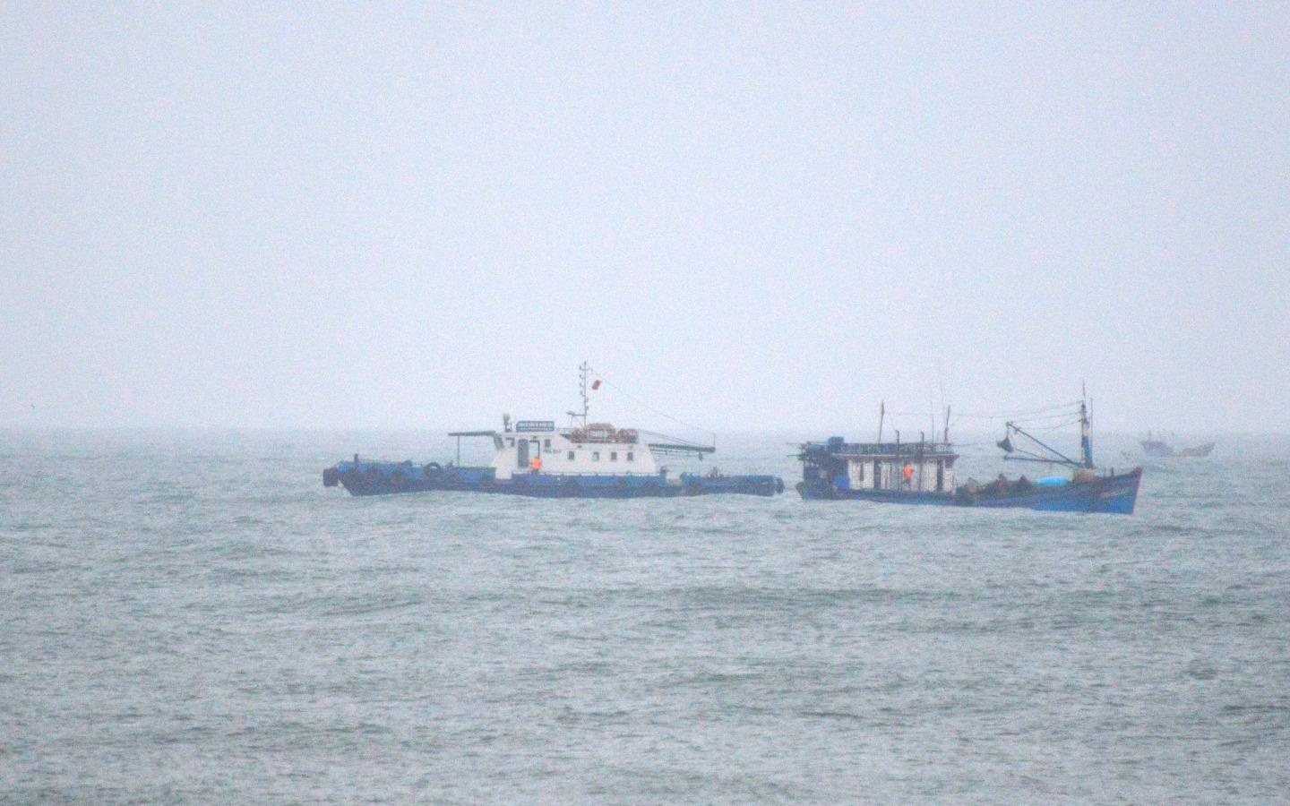 Hang chuc thuyen ca chim, mac ket tren bien trong dong to hinh anh