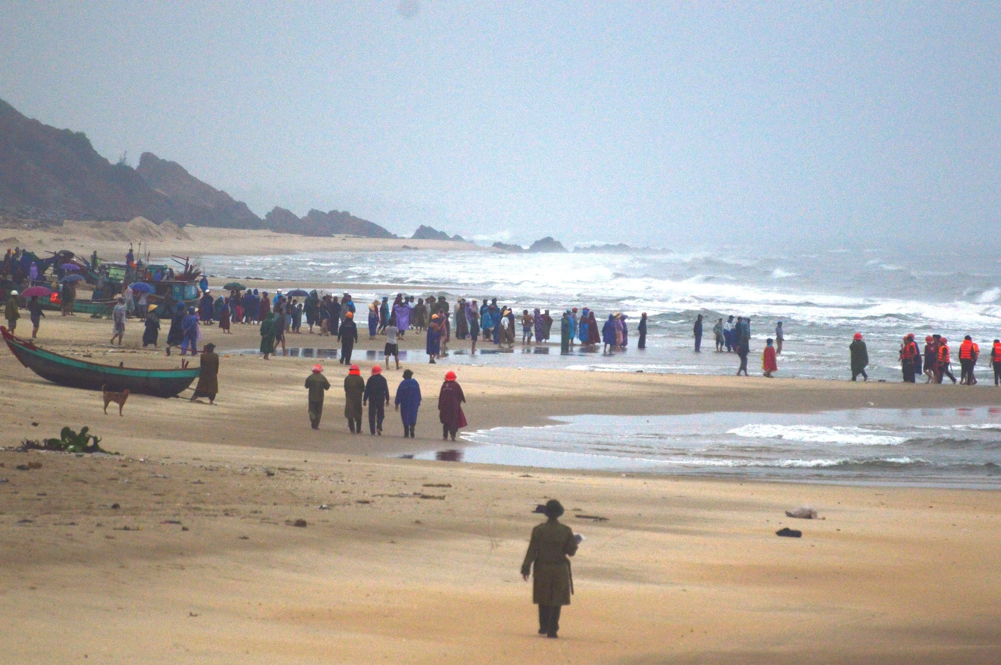 Hang chuc thuyen ca cua ngu dan mac ket ngoai bien anh 1