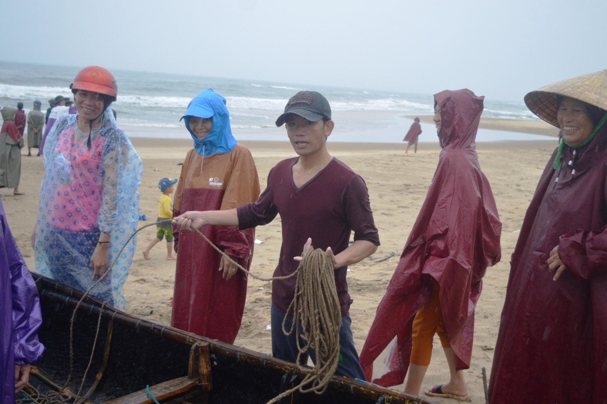 Hang chuc thuyen ca cua ngu dan mac ket ngoai bien anh 3