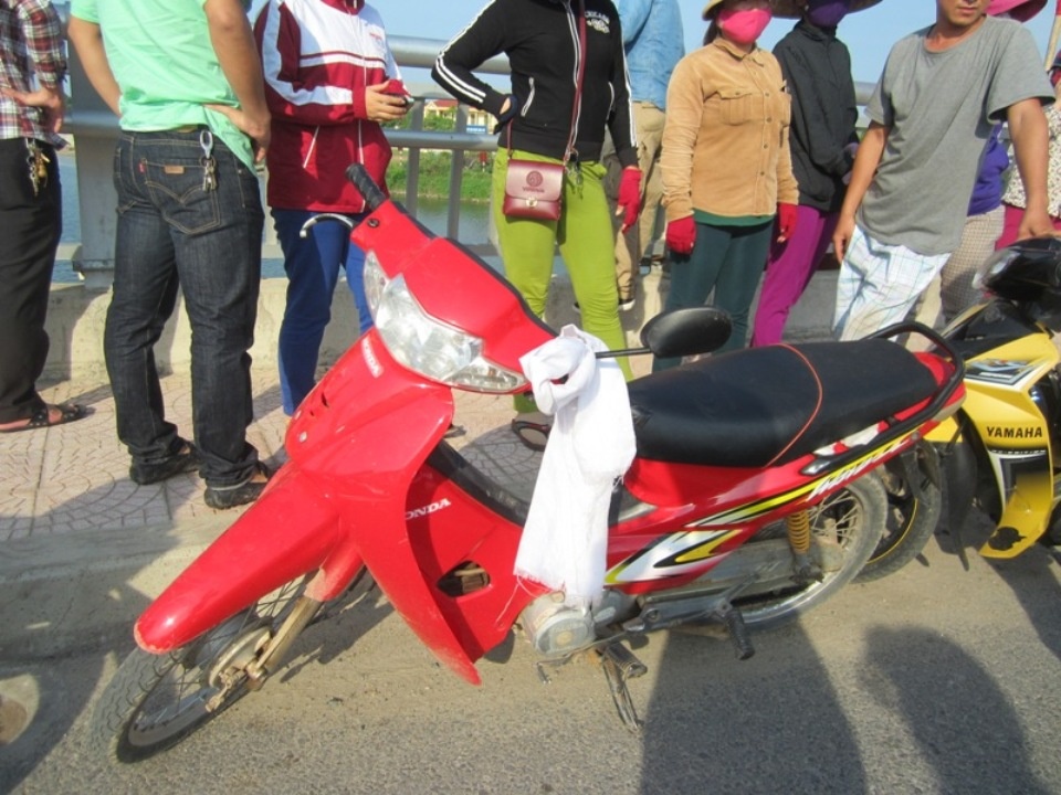 Thanh nien de lai khan tang tren xe may roi nhay cau tu tu hinh anh