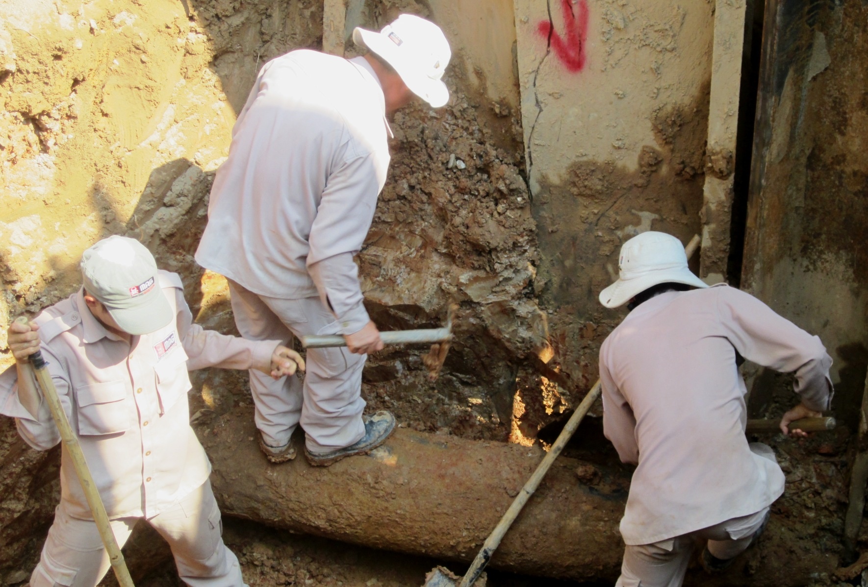 No bom bi, nhan vien ra pha bom min tu vong hinh anh