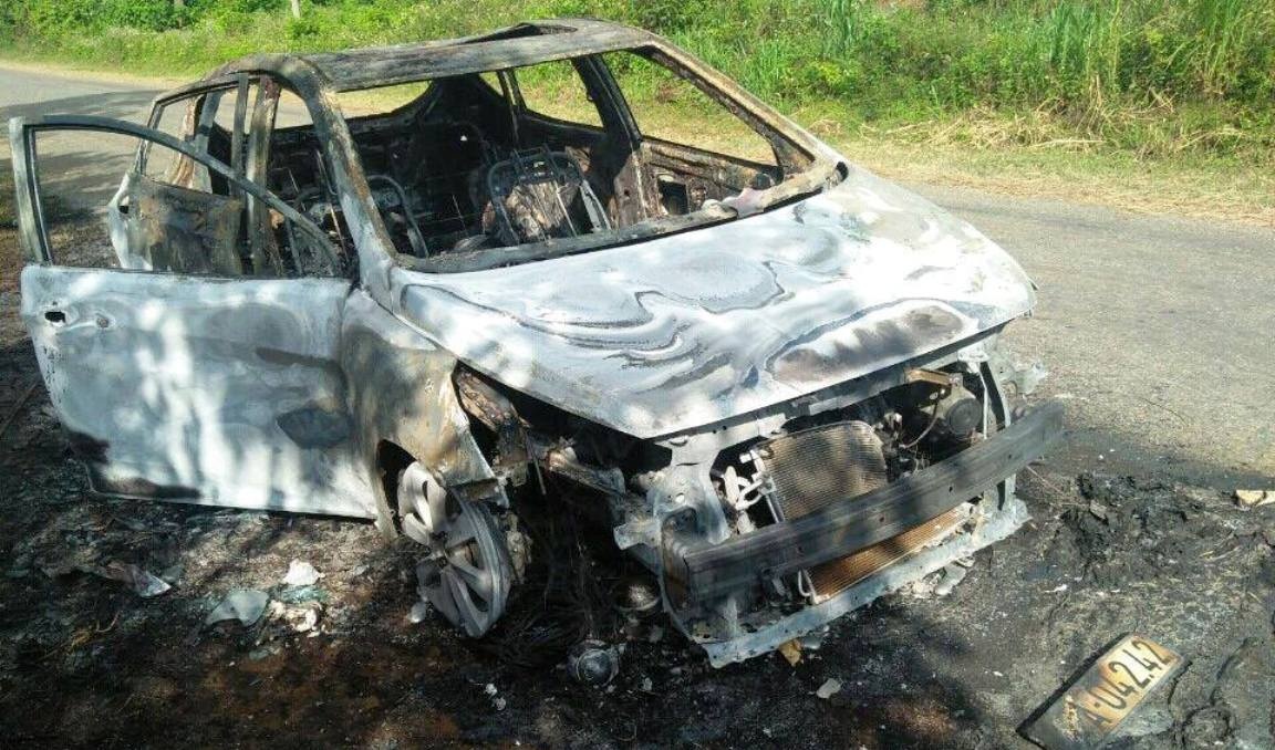 Oto cho 5 nguoi di chup anh cuoi chay rui tren duong hinh anh