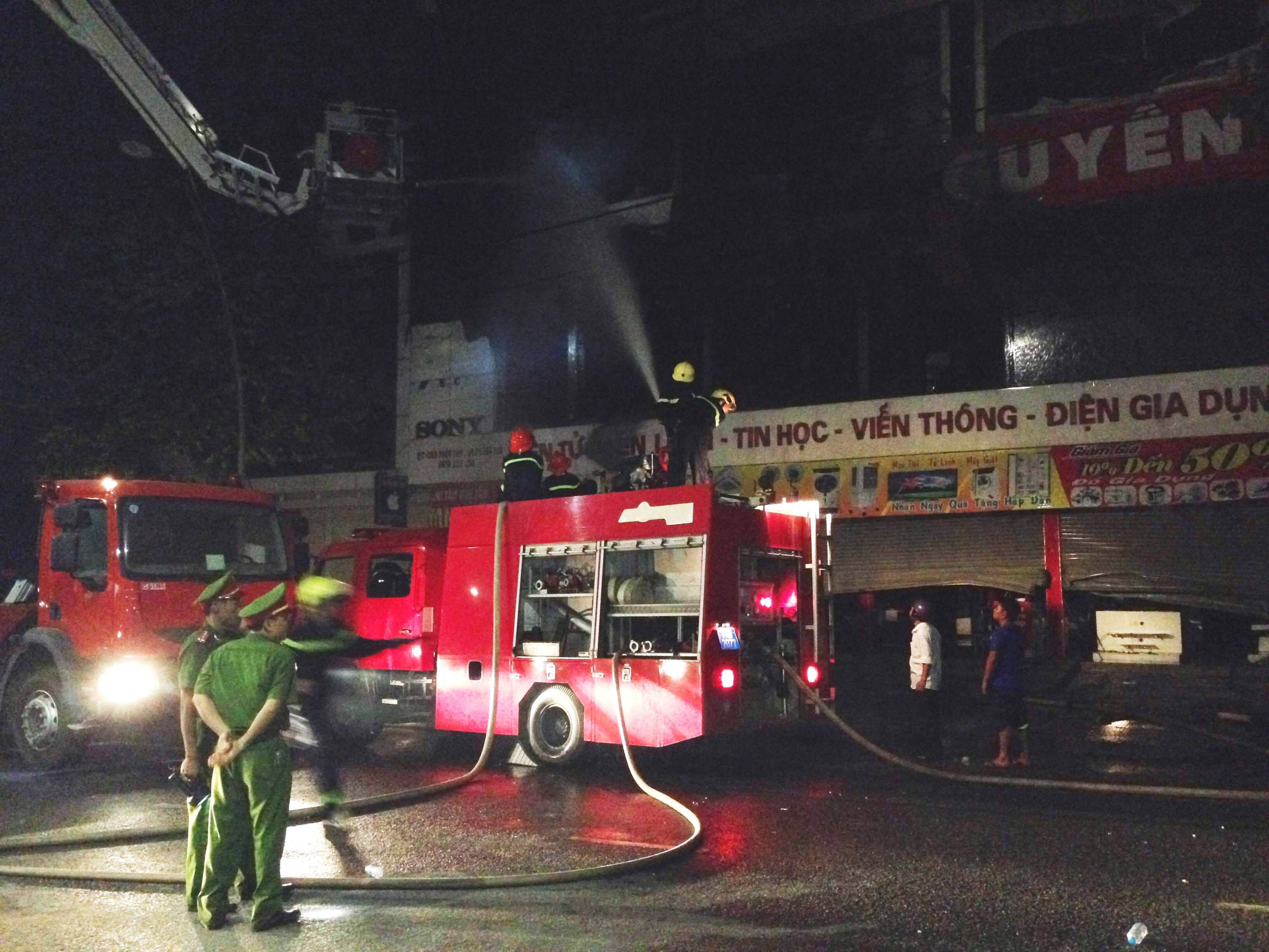 100 canh sat chua chay sieu thi dien may anh 2