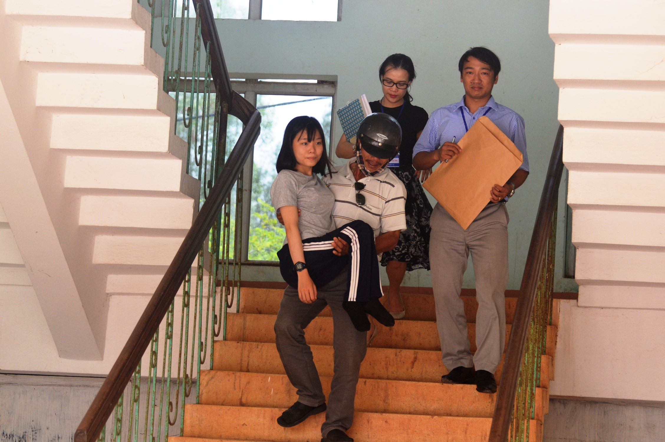 Nu sinh teo 2 chan tu tin se do dai hoc hinh anh