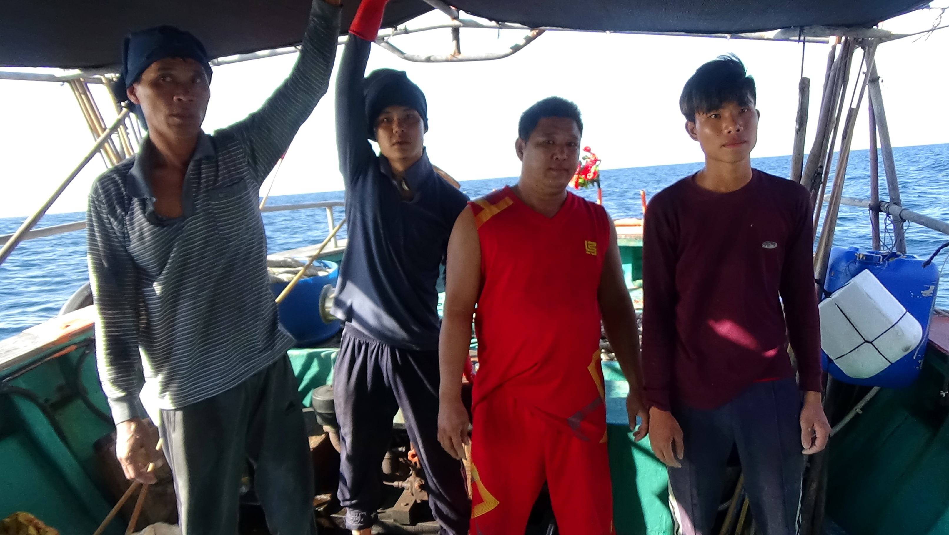 Duoi 6 tau ca Trung Quoc xam pham sau vung bien Viet Nam hinh anh