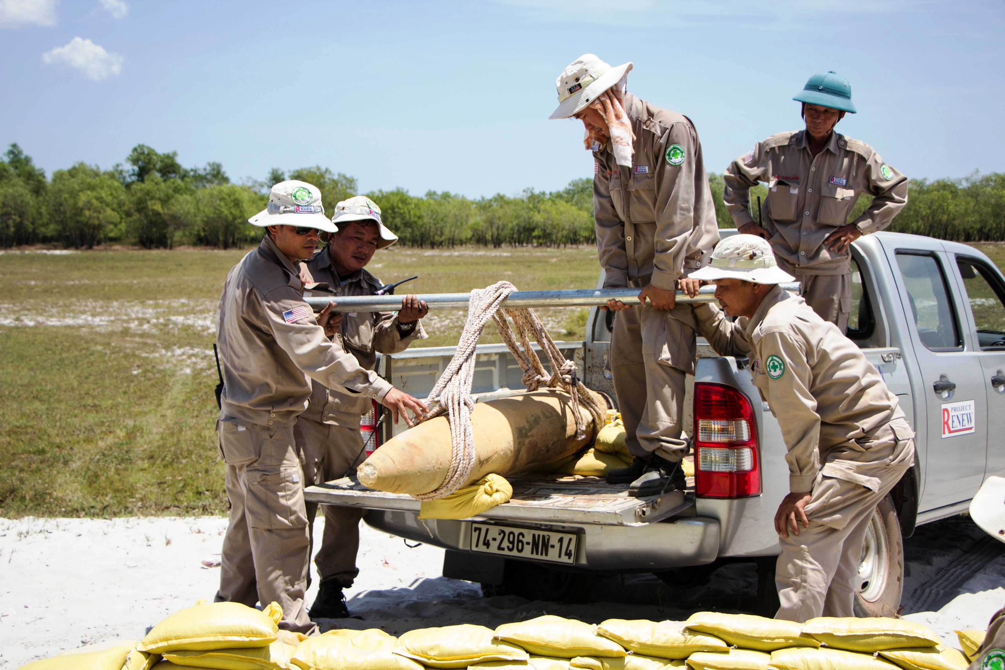 7 nguoi bi bat vi mang 3 qua bom ta vua dao duoc di ban hinh anh