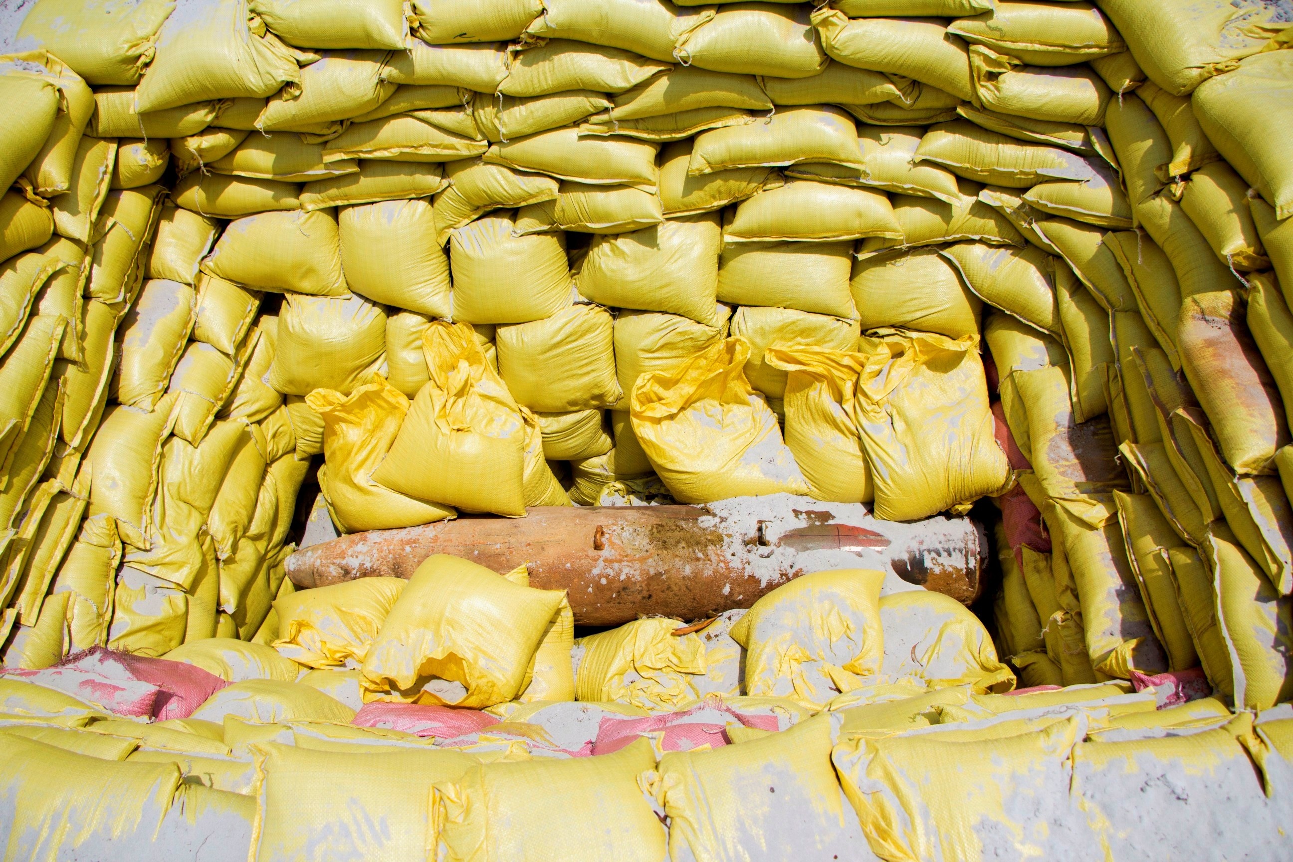 7 người mang 3 quả bom tạ đi bán ảnh 2 7 nguoi mang 3 qua bom ta di ban anh 2