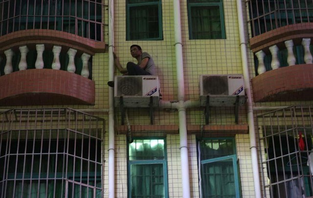 Hang chuc nguoi dan bao vay ten trom co thu tren mai nha hinh anh