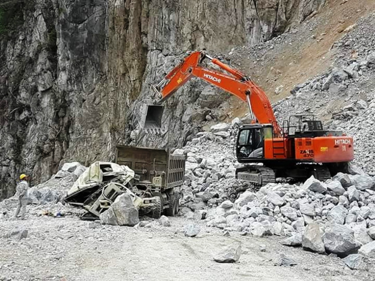 Da roi de chet tai xe dang ngoi trong xe hinh anh