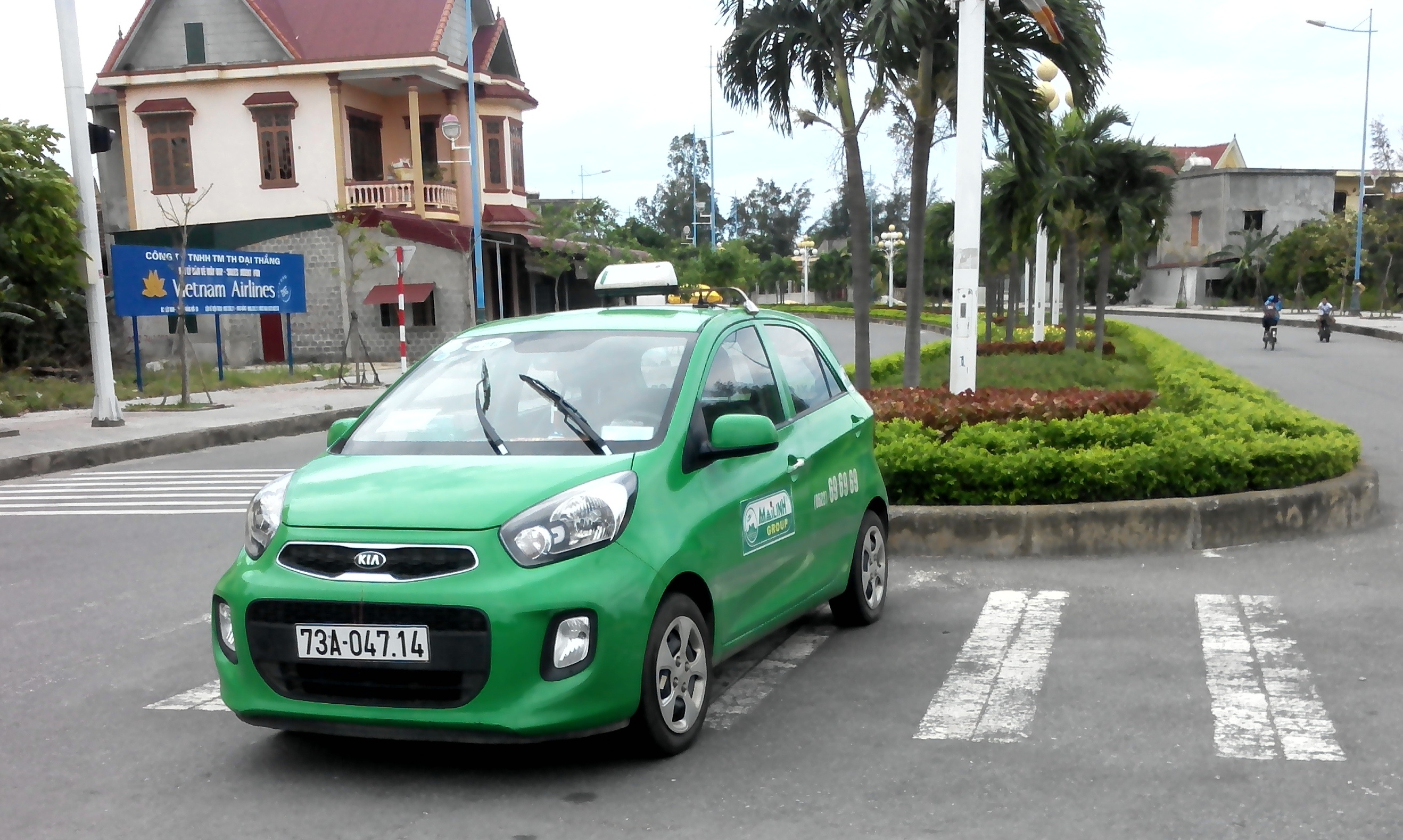 Ten trom taxi vut xe cach hien truong 50 km hinh anh