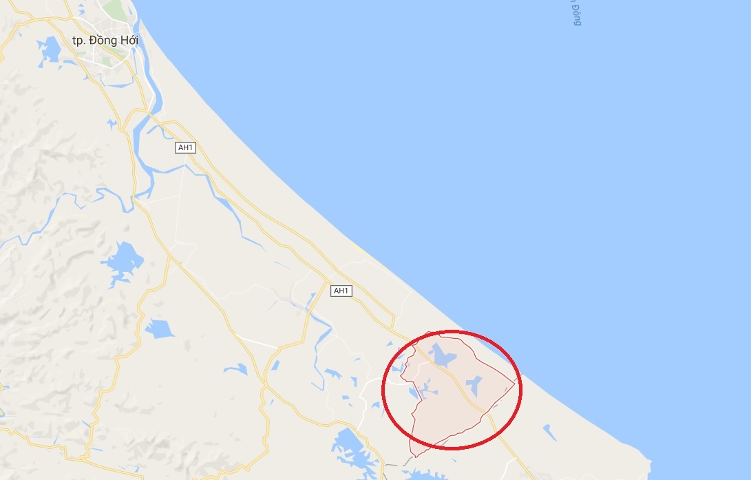 Xe khách đâm gãy lan can cầu, cắm đầu xuống mương ảnh 2 Xe khach dam gay lan can cau, cam dau xuong muong anh 2