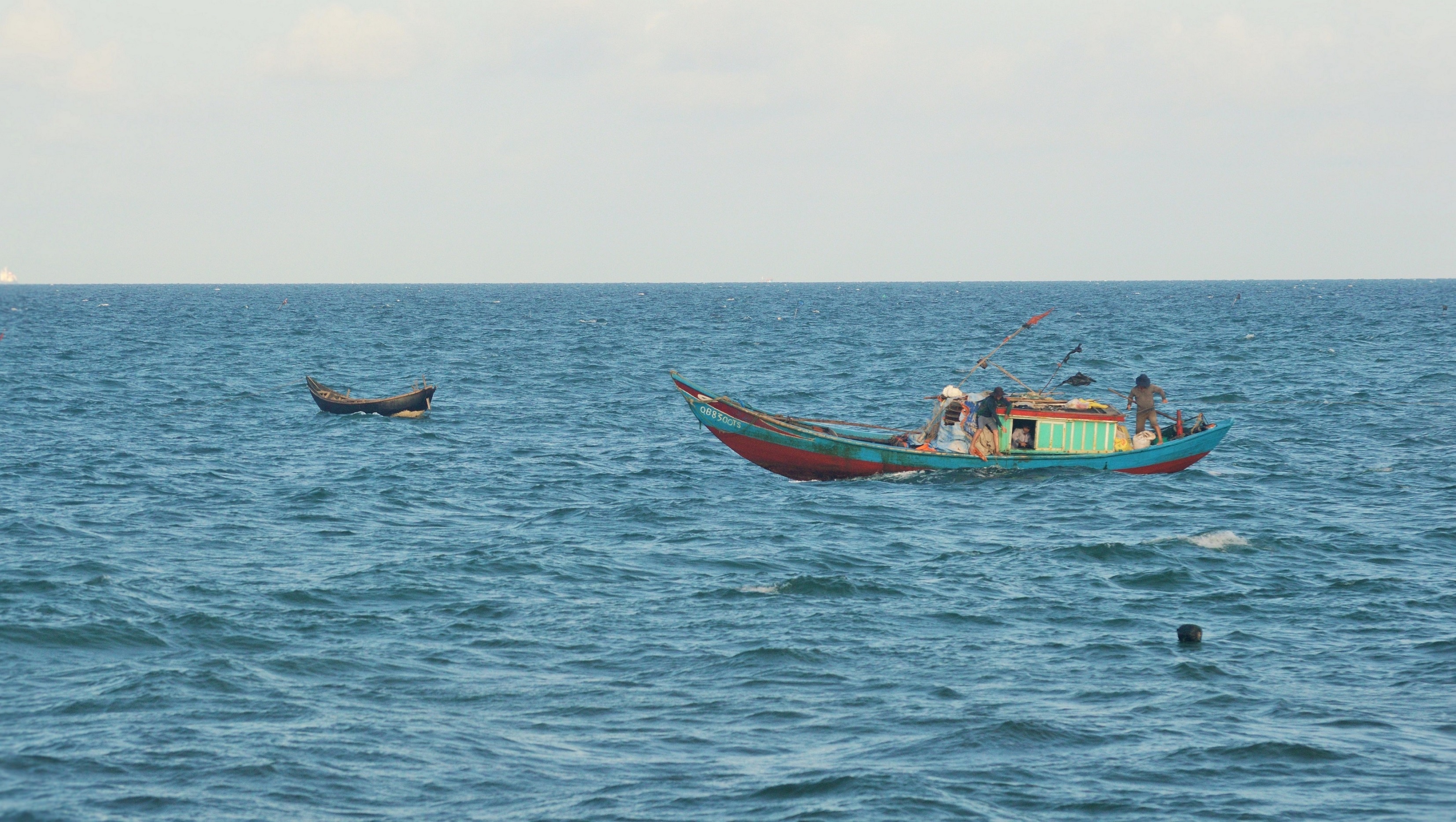 Xac minh tau la nghi do chat thai xuong bien Quang Binh hinh anh