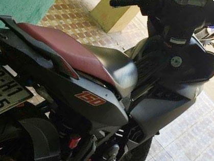 Nhom cuop di Exciter do chuyen giat tui xach phu nu hinh anh