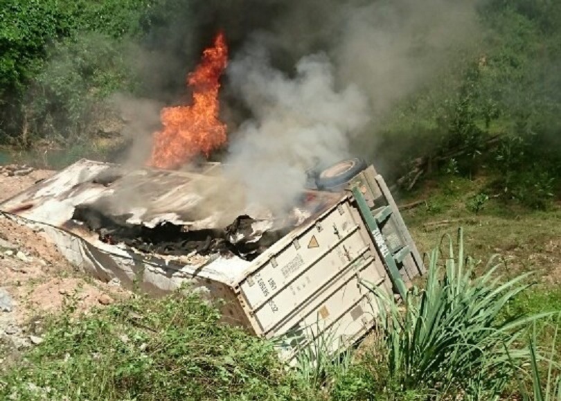 Tai xe tu vong khi xe container lao xuong vuc, boc chay hinh anh