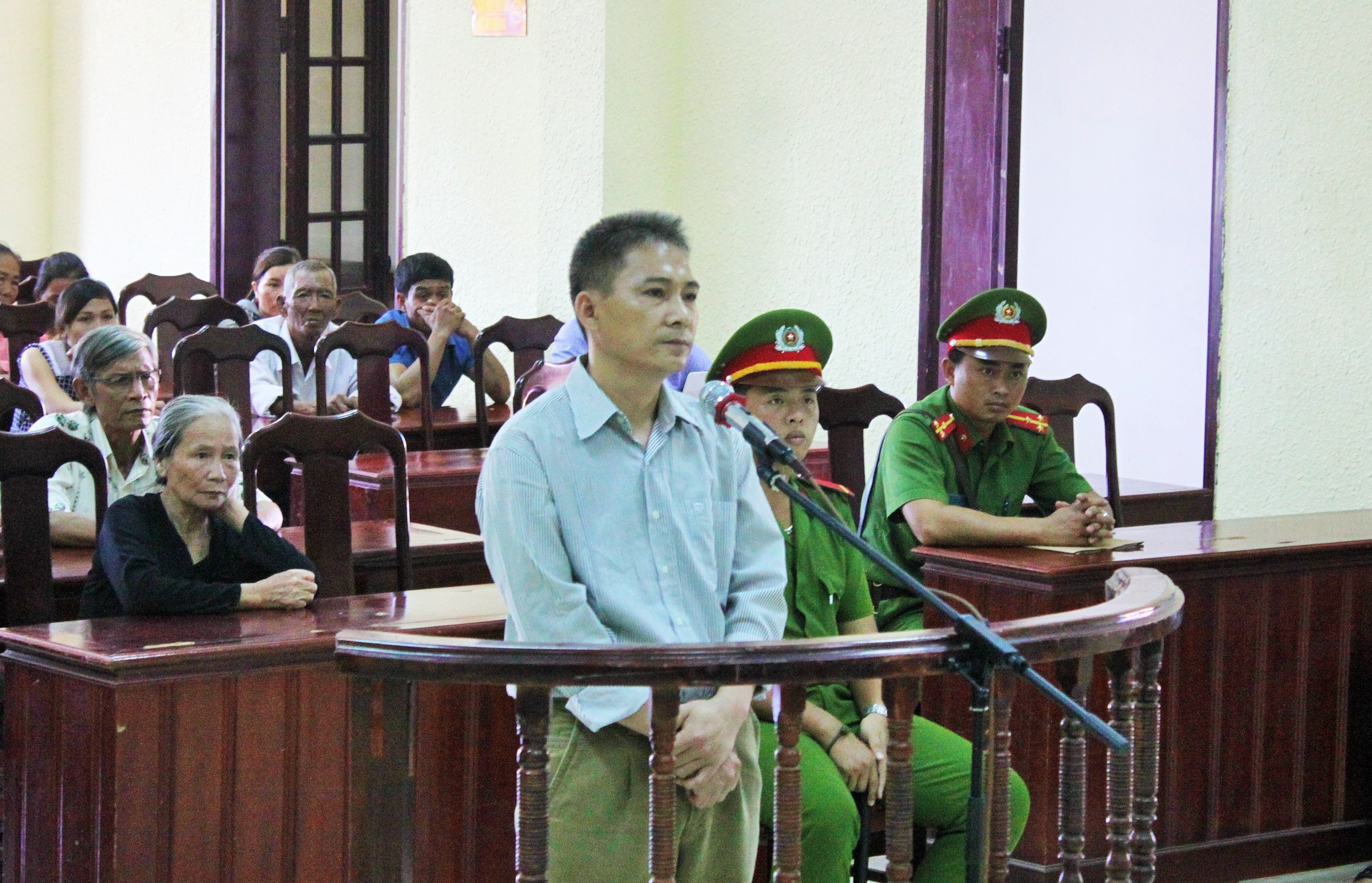 can bo trai giam ban chet cap tren anh 1