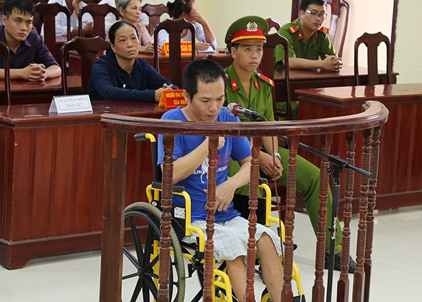 Tai xe xe tai gay vu lat tau SE5 hau toa tren xe lan hinh anh