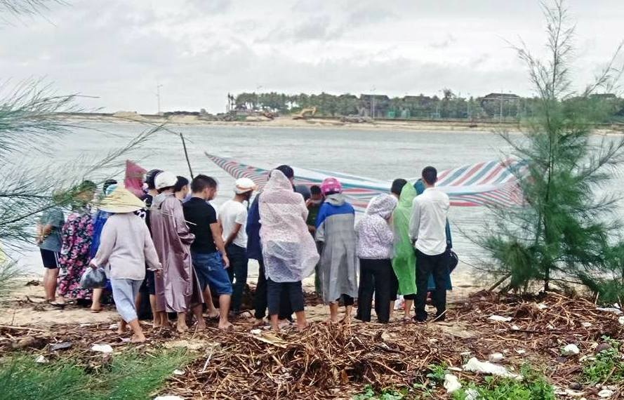 Ngu dan vot duoc thi the ha si cong an o cua bien hinh anh