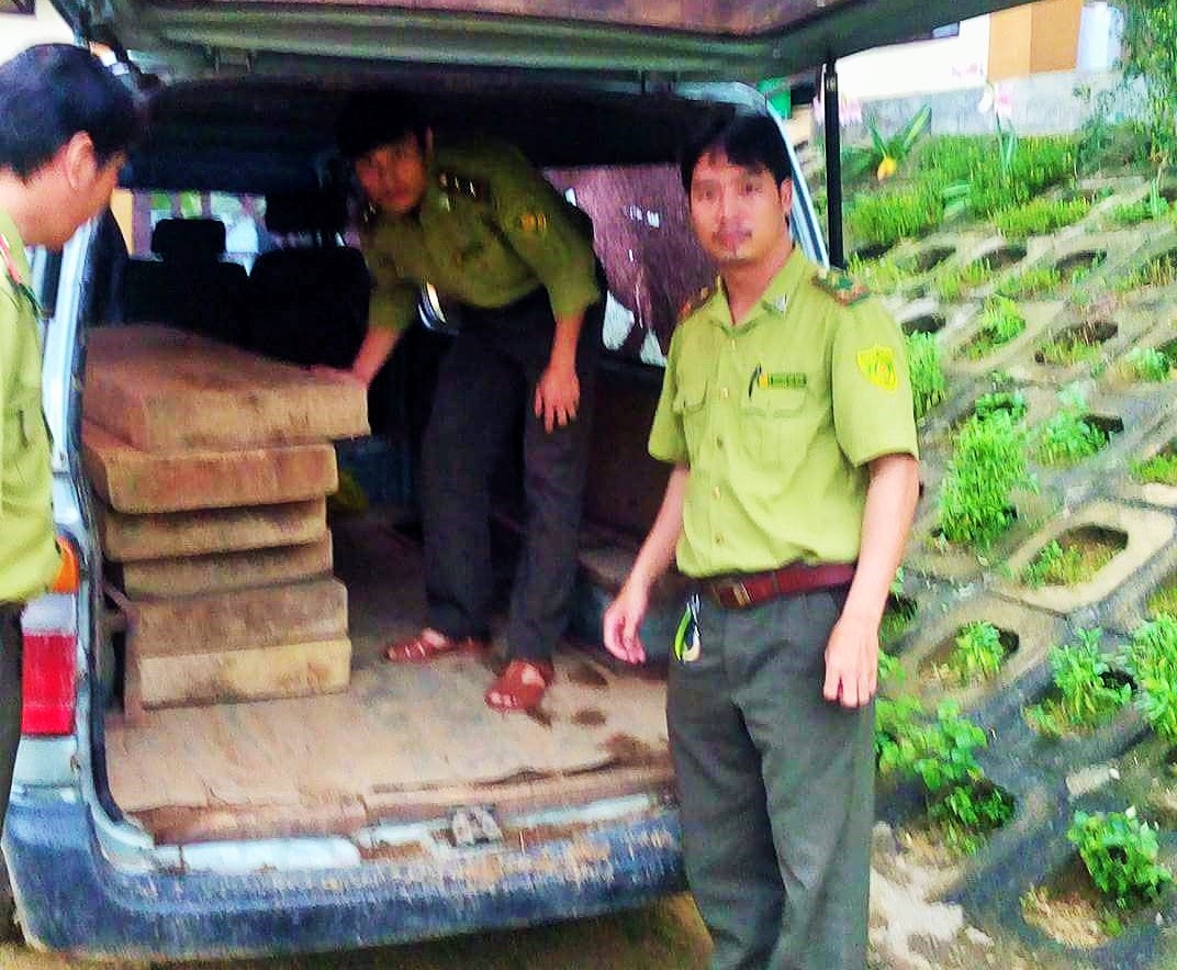 Kiểm lâm nổ súng dừng xe lắp biển xanh chở gỗ lậu ảnh 2 Kiem lam no sung dung xe lap bien xanh cho go lau anh 2