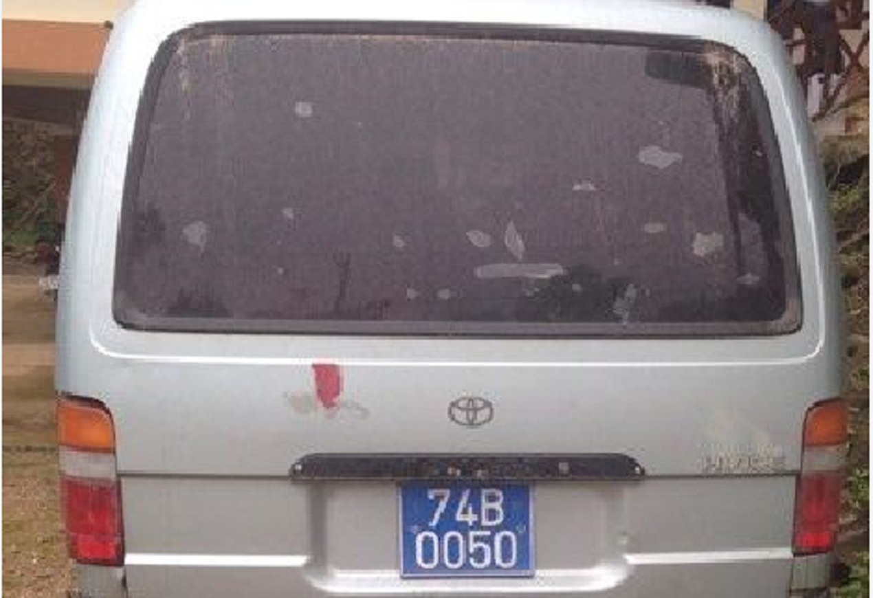 Kiem lam no sung dung xe oto gan bien xanh cho go lau hinh anh