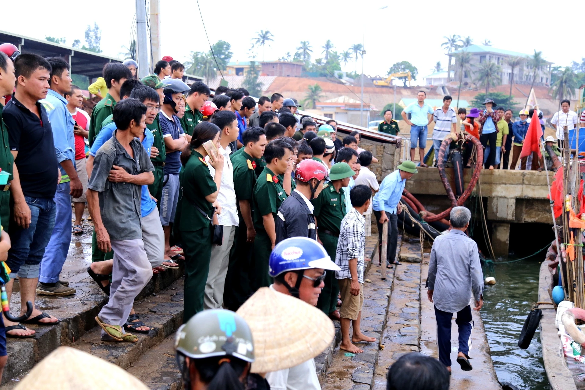 Tau van tai bi chim tren duong ra dao Con Co anh 2