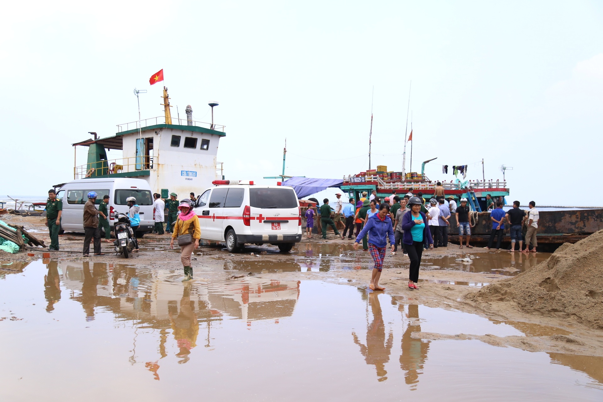 Tau van tai bi chim tren duong ra dao Con Co anh 3