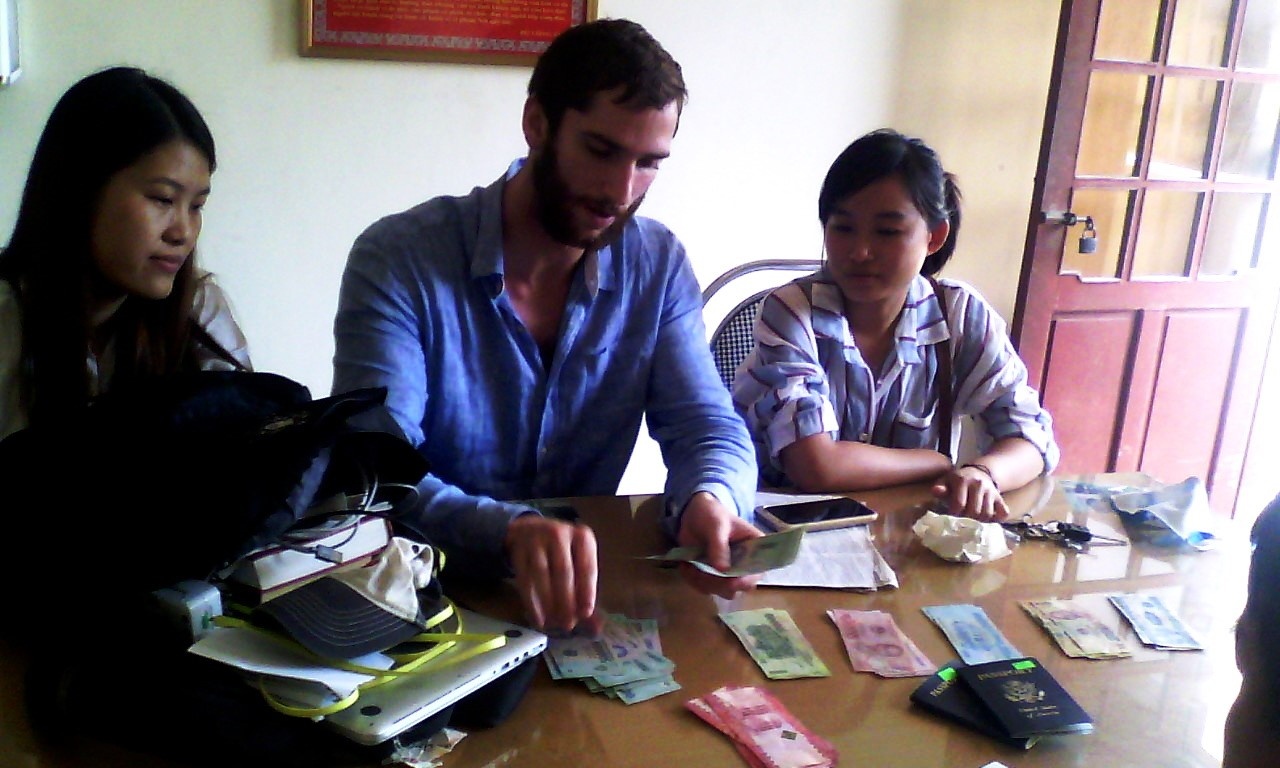 Du khach My viet thu cam on cong an phuong va lai xe taxi hinh anh