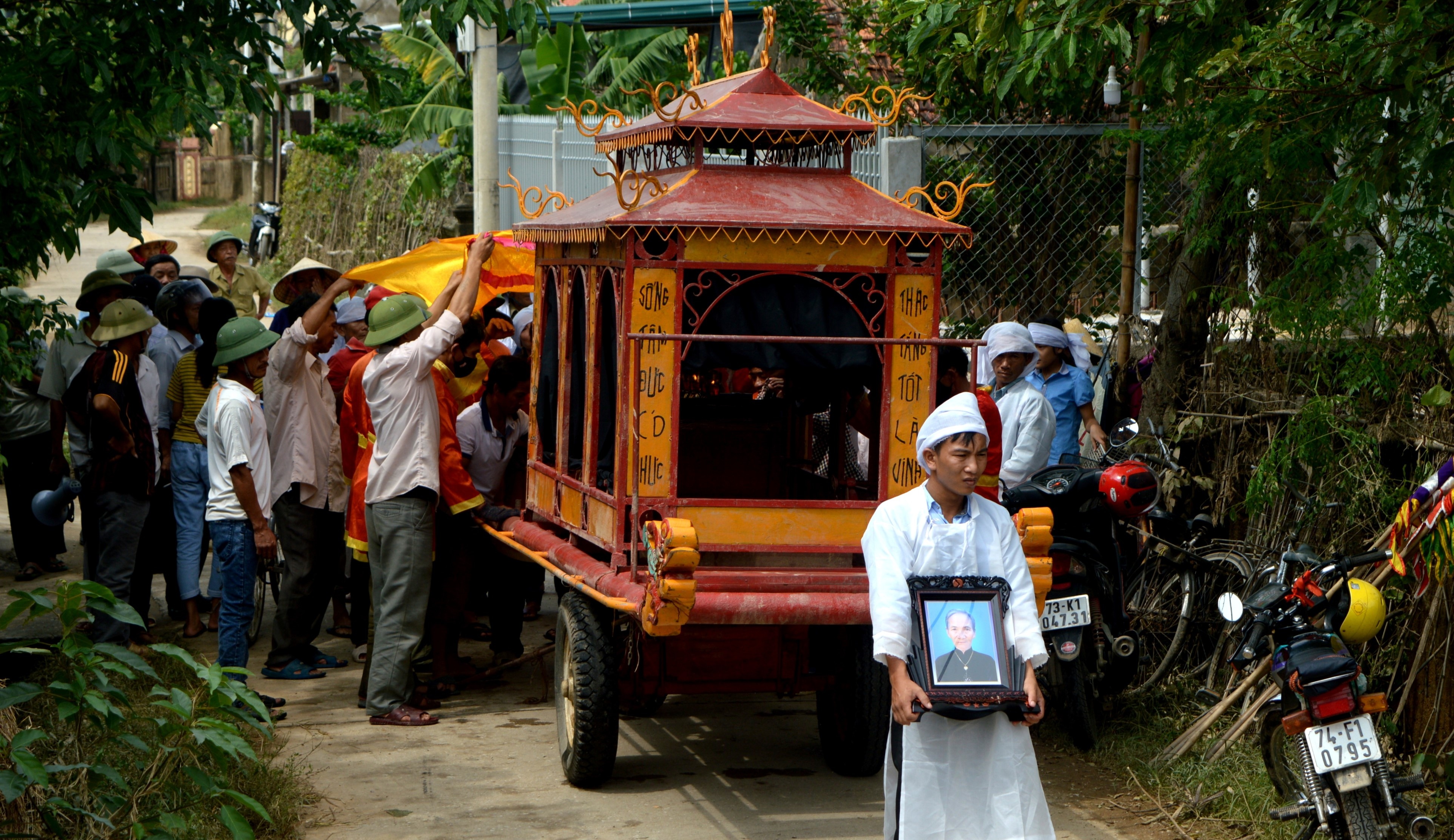 phan nguoi mong manh trong lu du anh 2