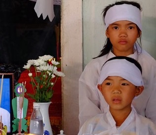 Nhung phan nguoi mong manh trong lu du hinh anh