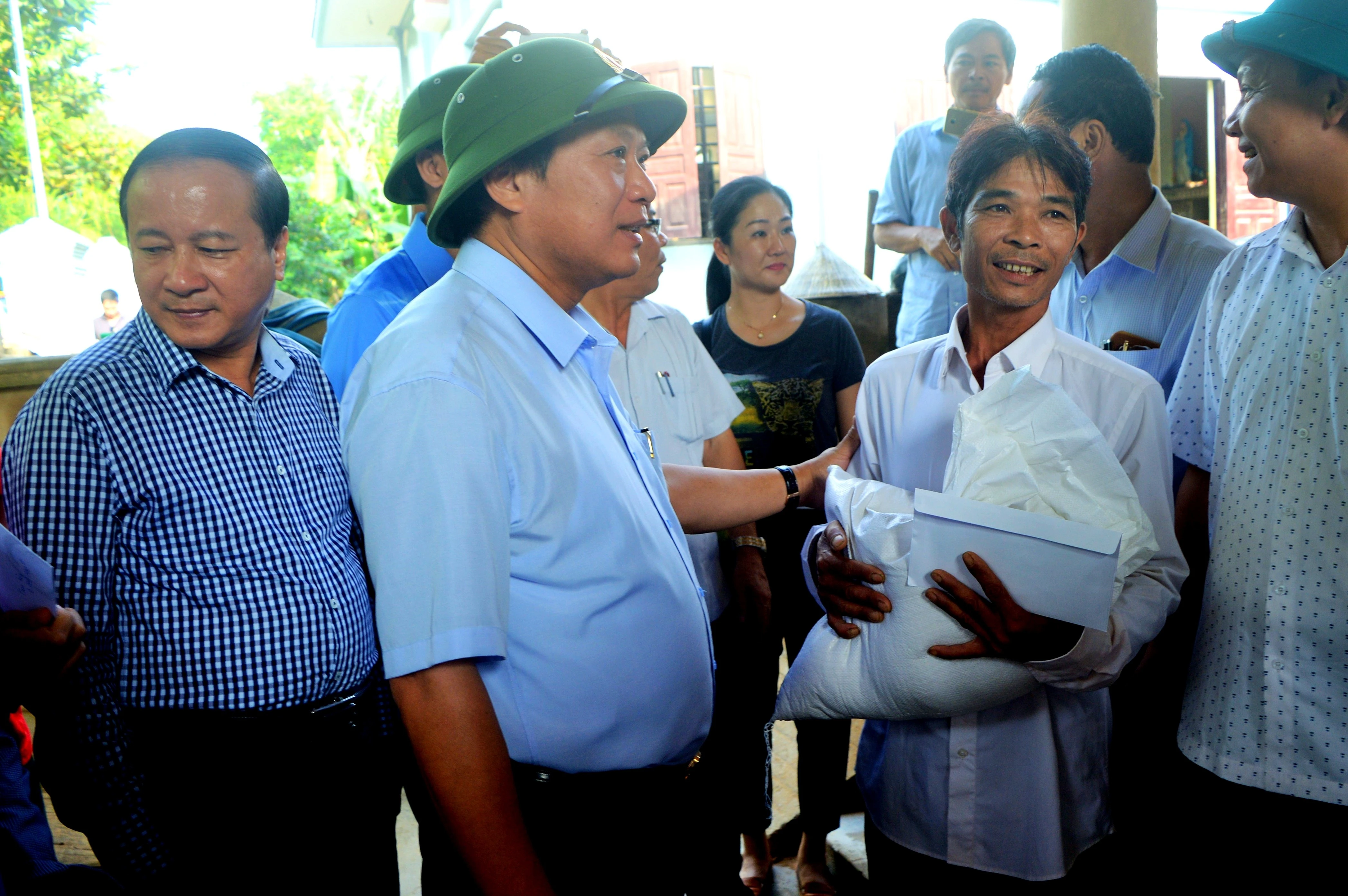 Bo truong Truong Minh Tuan tham vung lu anh 1