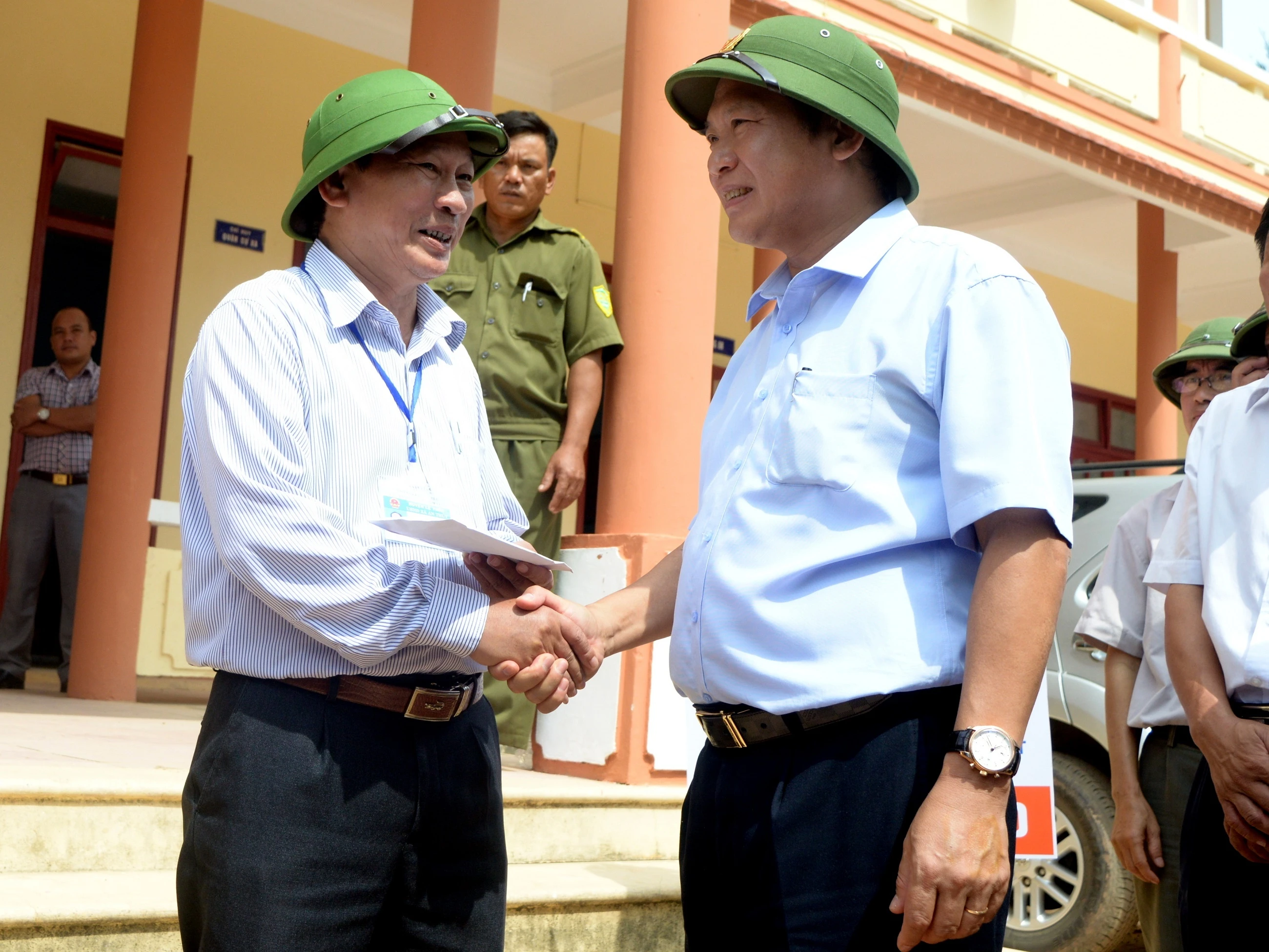 Bo truong Truong Minh Tuan tham vung lu anh 2