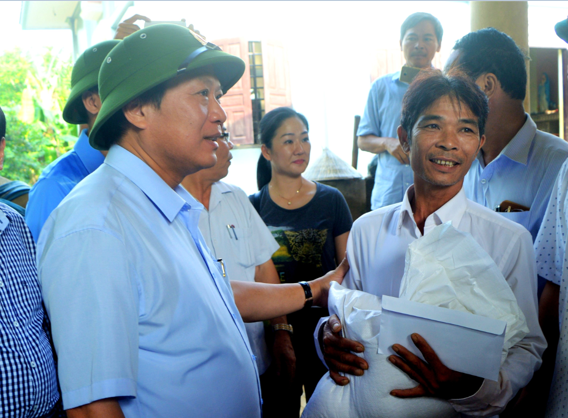 Bo truong TT&TT tham nong dan cuu 15 nguoi trong lu hinh anh