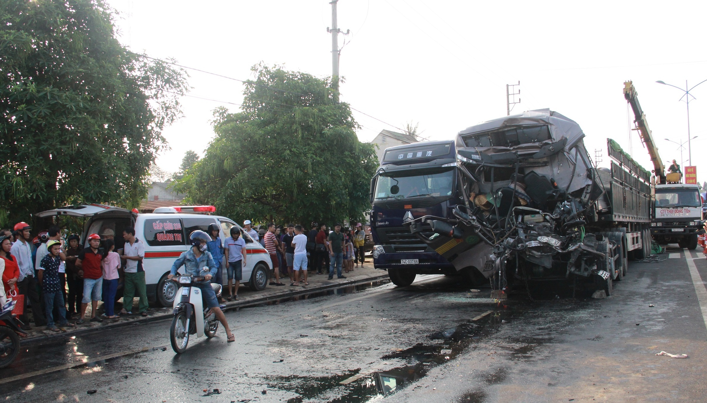 Dam vao xe cung chieu,  tai xe oto tai chet trong buong lai anh 1