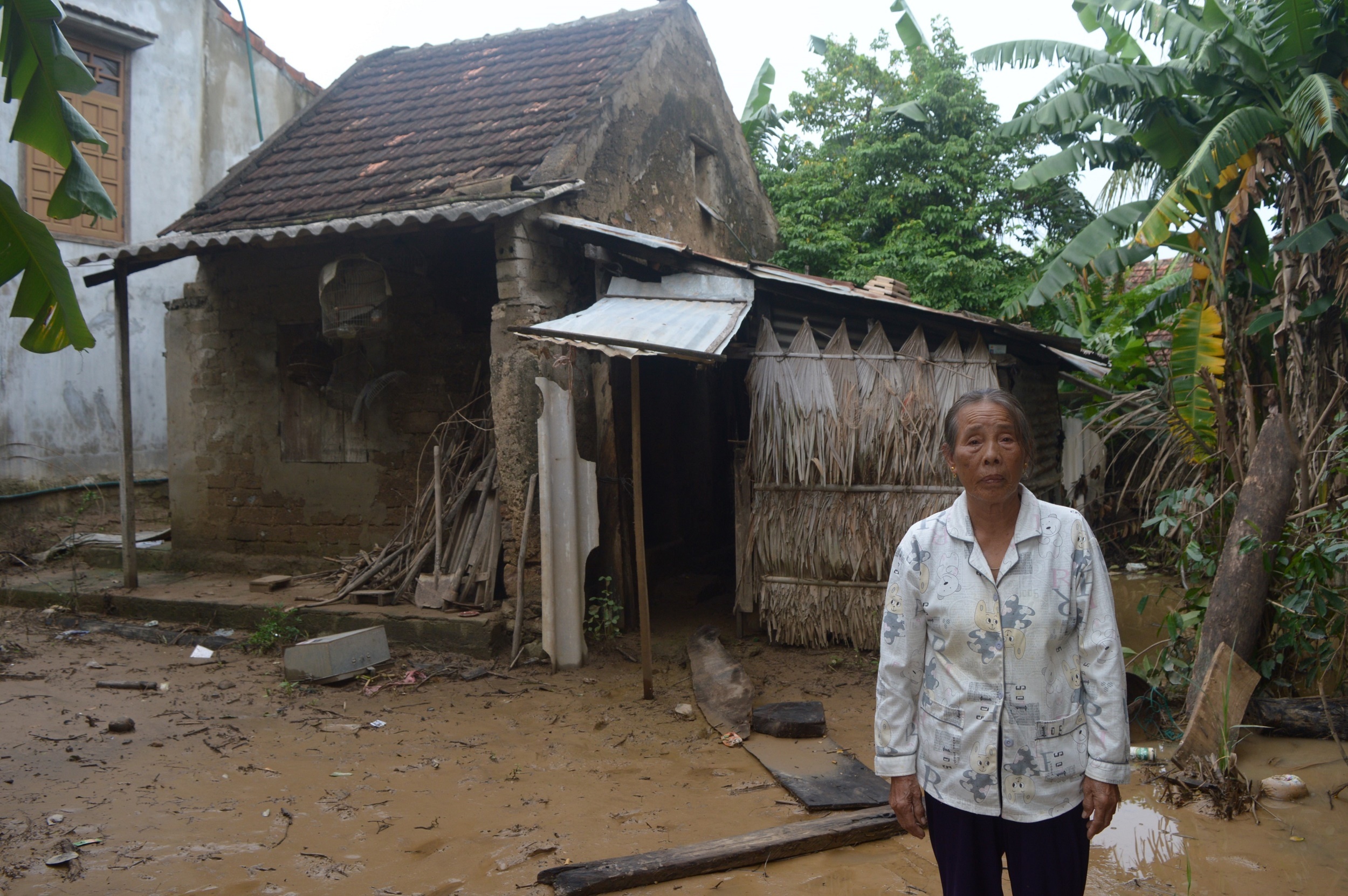 Can bo thon thu hoi tien cuu tro cua dan anh 1