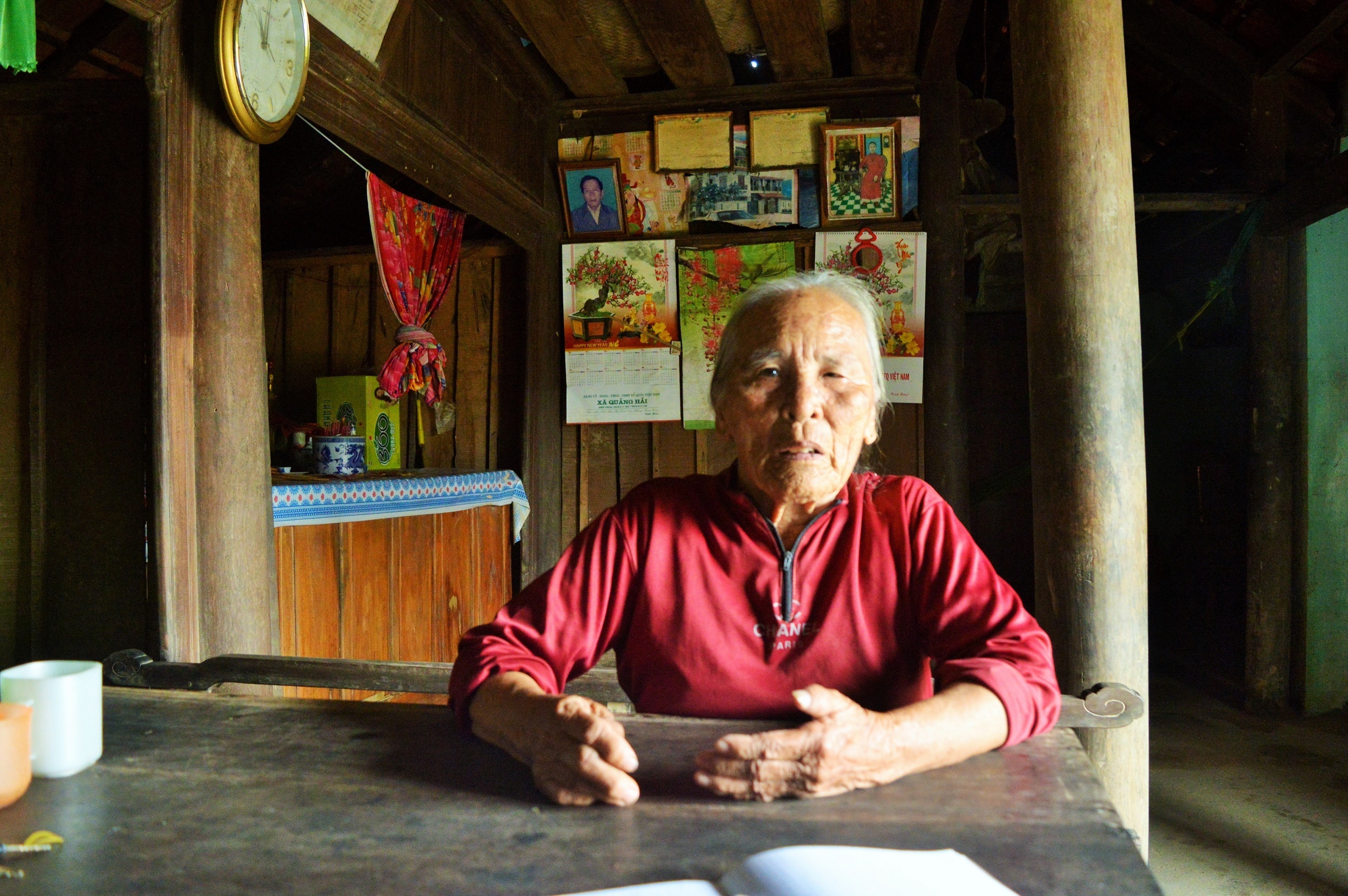 Can bo thon thu hoi tien cuu tro cua dan anh 2