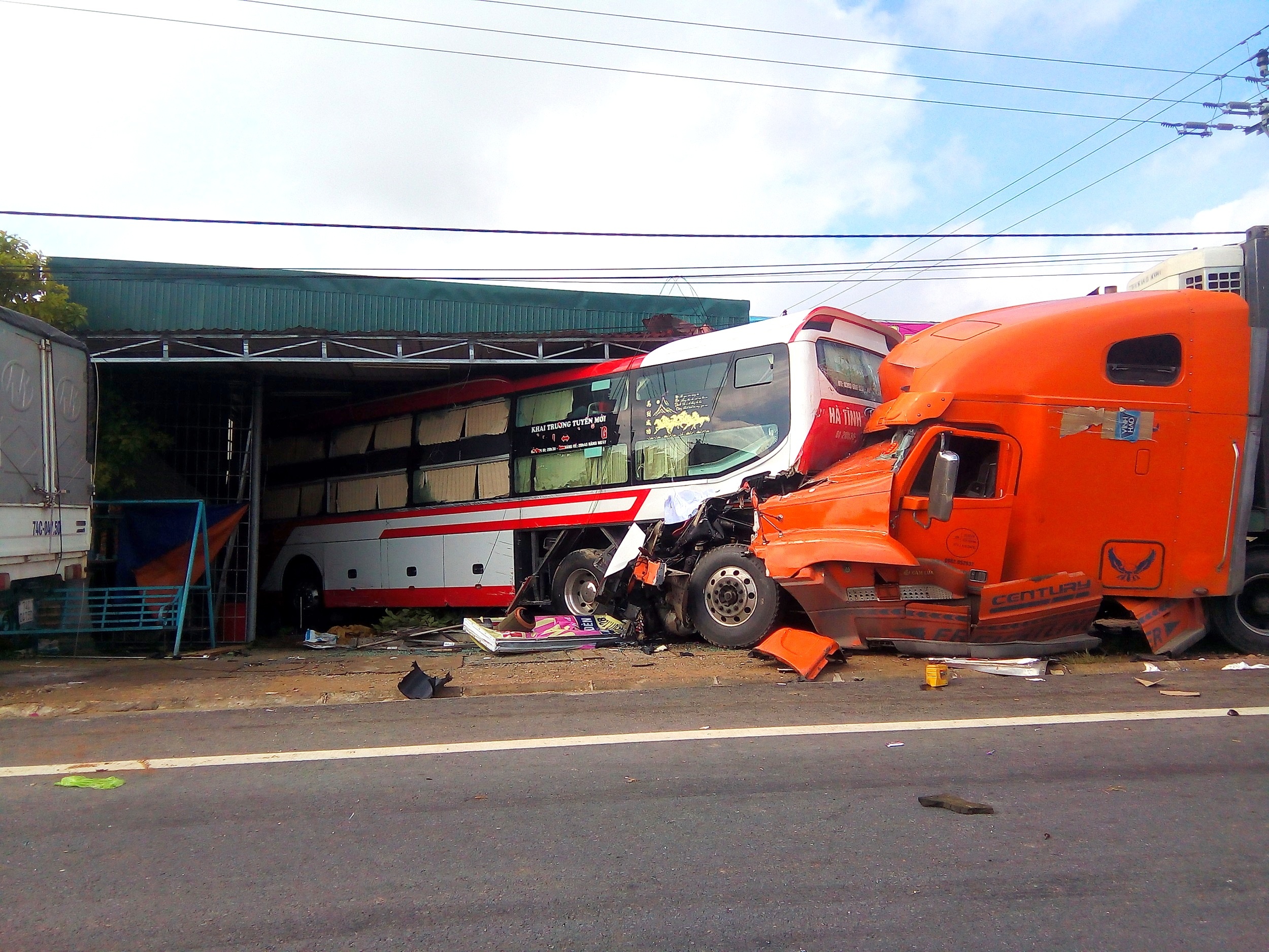 Xe dau keo tong oto khach lao vao nha dan trong dem hinh anh