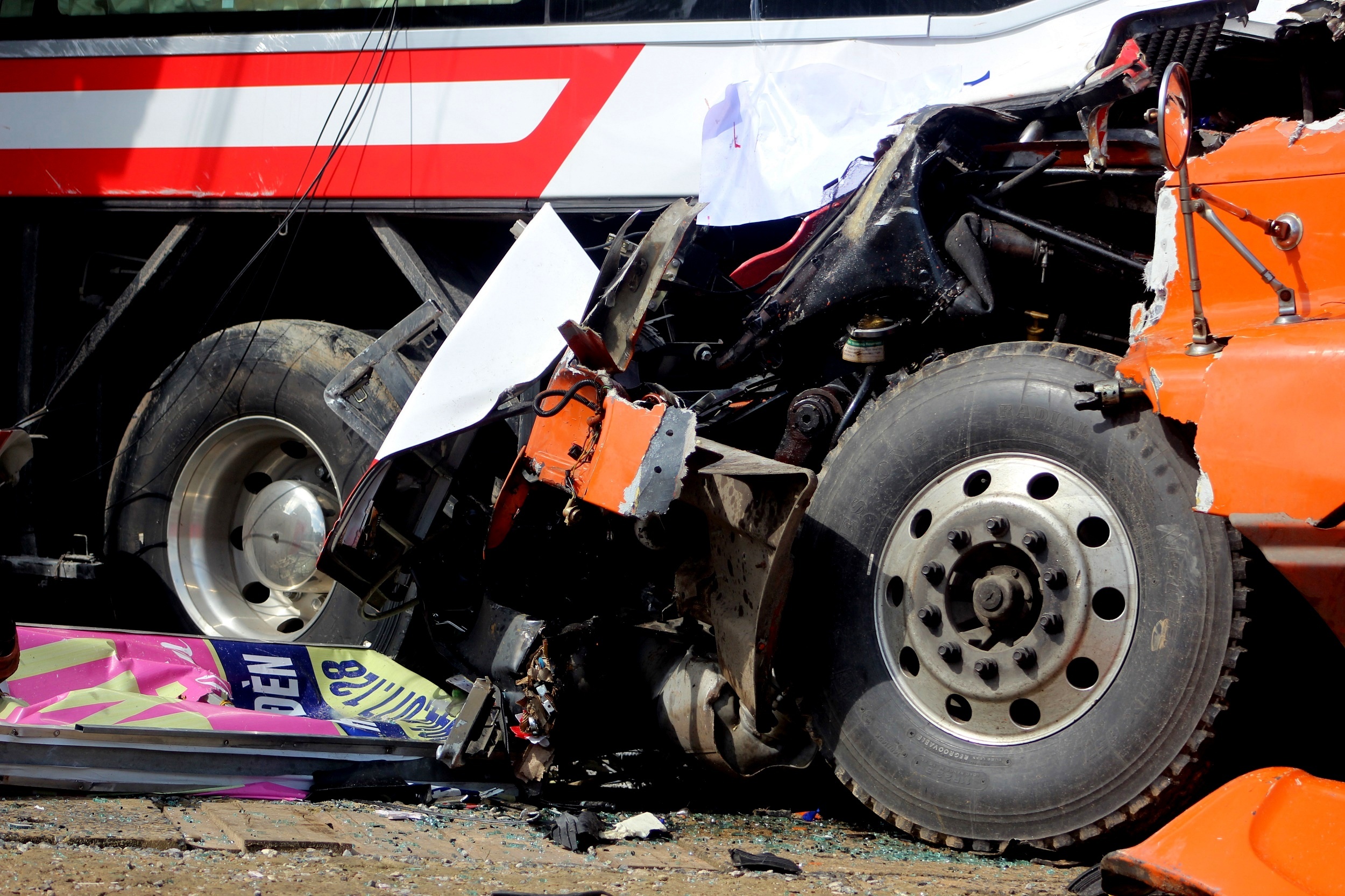 Xe tai day xe khach lao vao nha dan anh 2