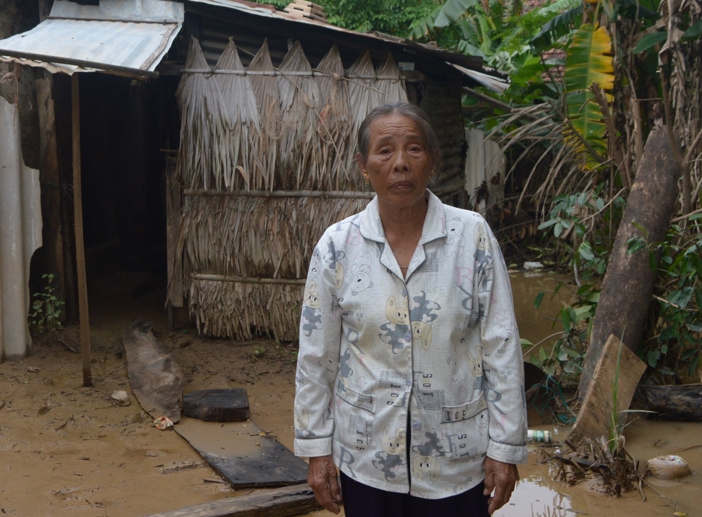 Can bo thon thu hoi tien cuu tro lu lut cua dan hinh anh