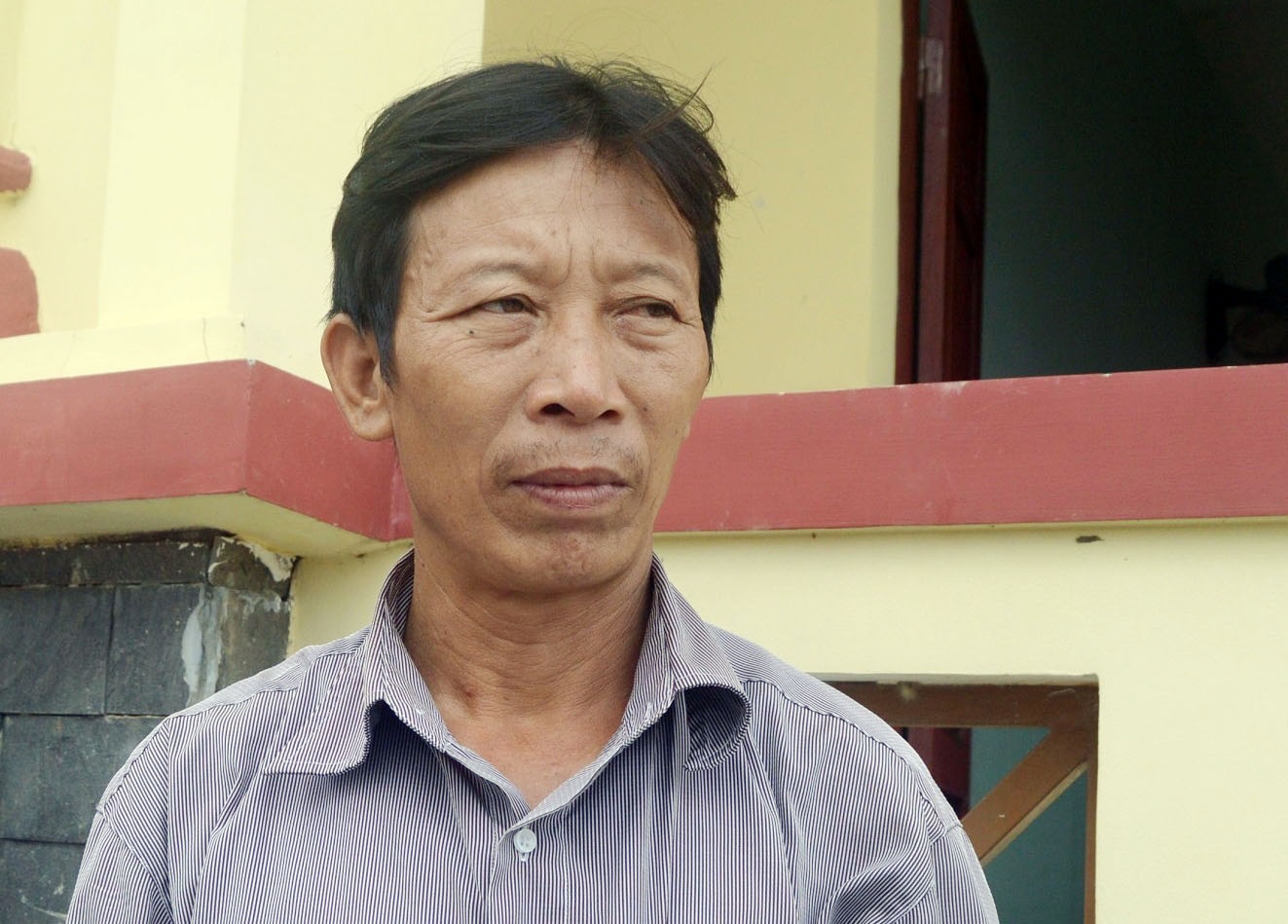 Can bo thon ly giai viec thu hoi tien cuu tro lu lut hinh anh