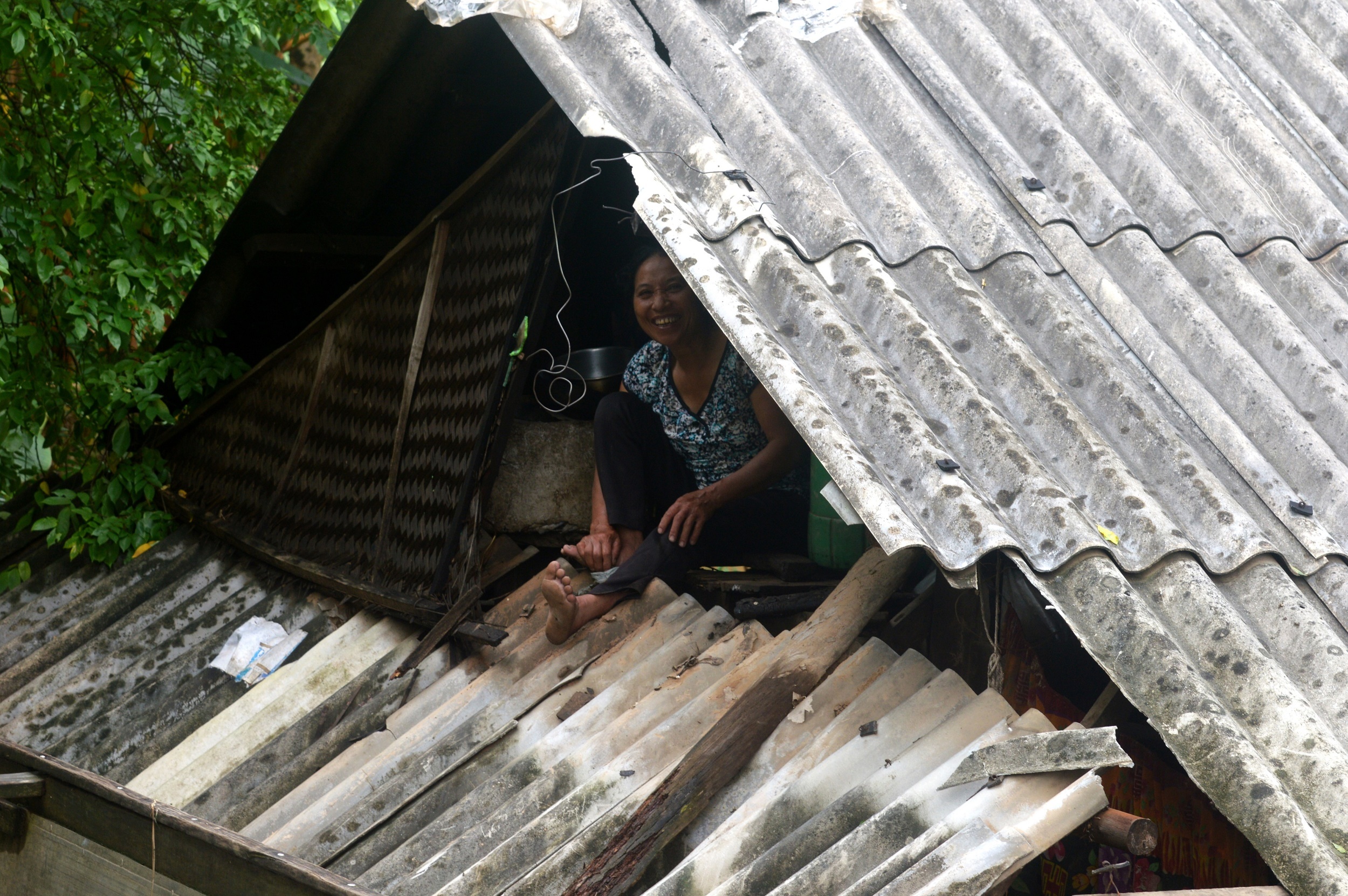 Lu len tren 3 m, nguoi dan phai leo mai nha hinh anh