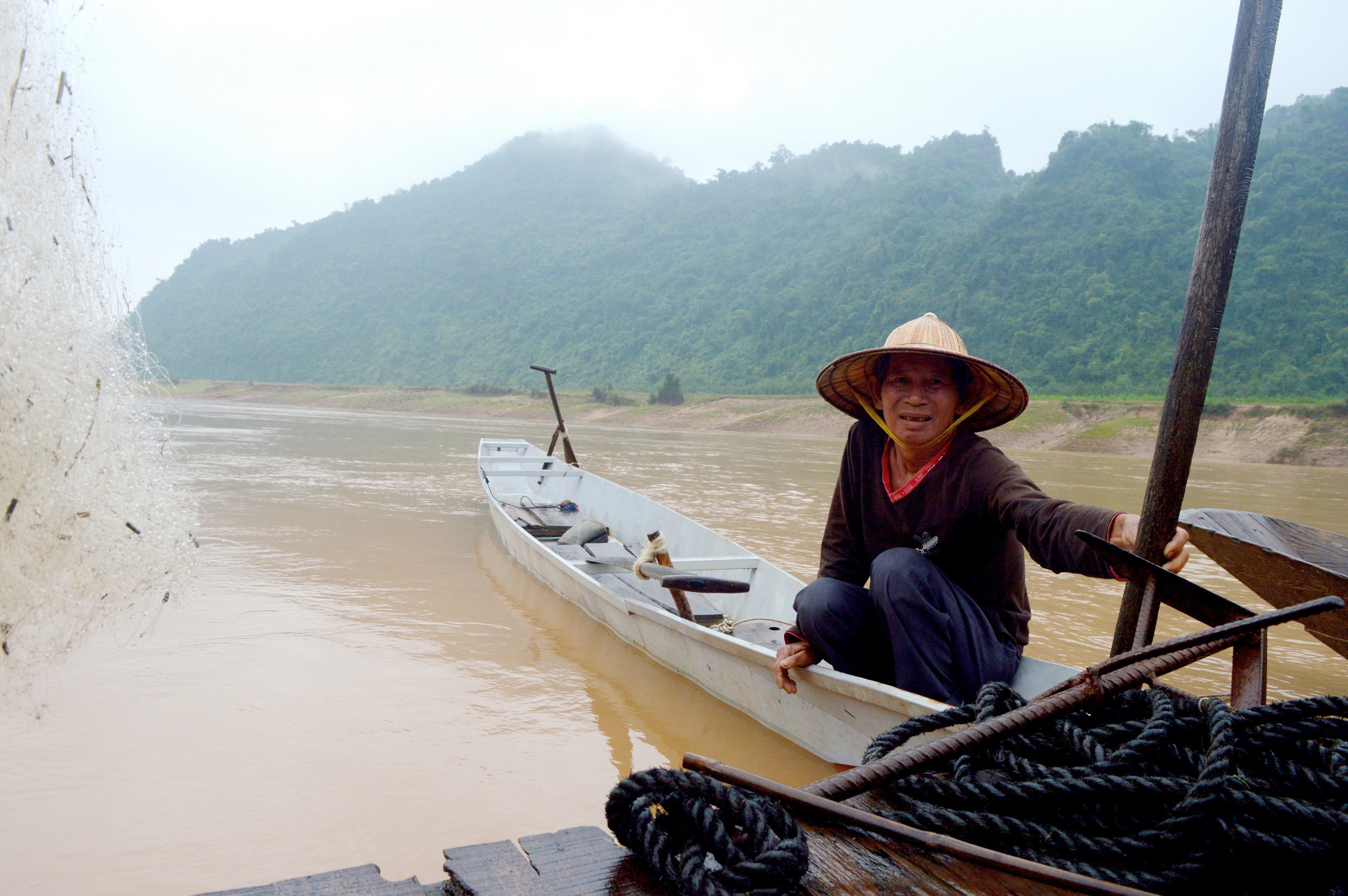 Ba gia dinh lenh denh tren song Gianh hinh anh