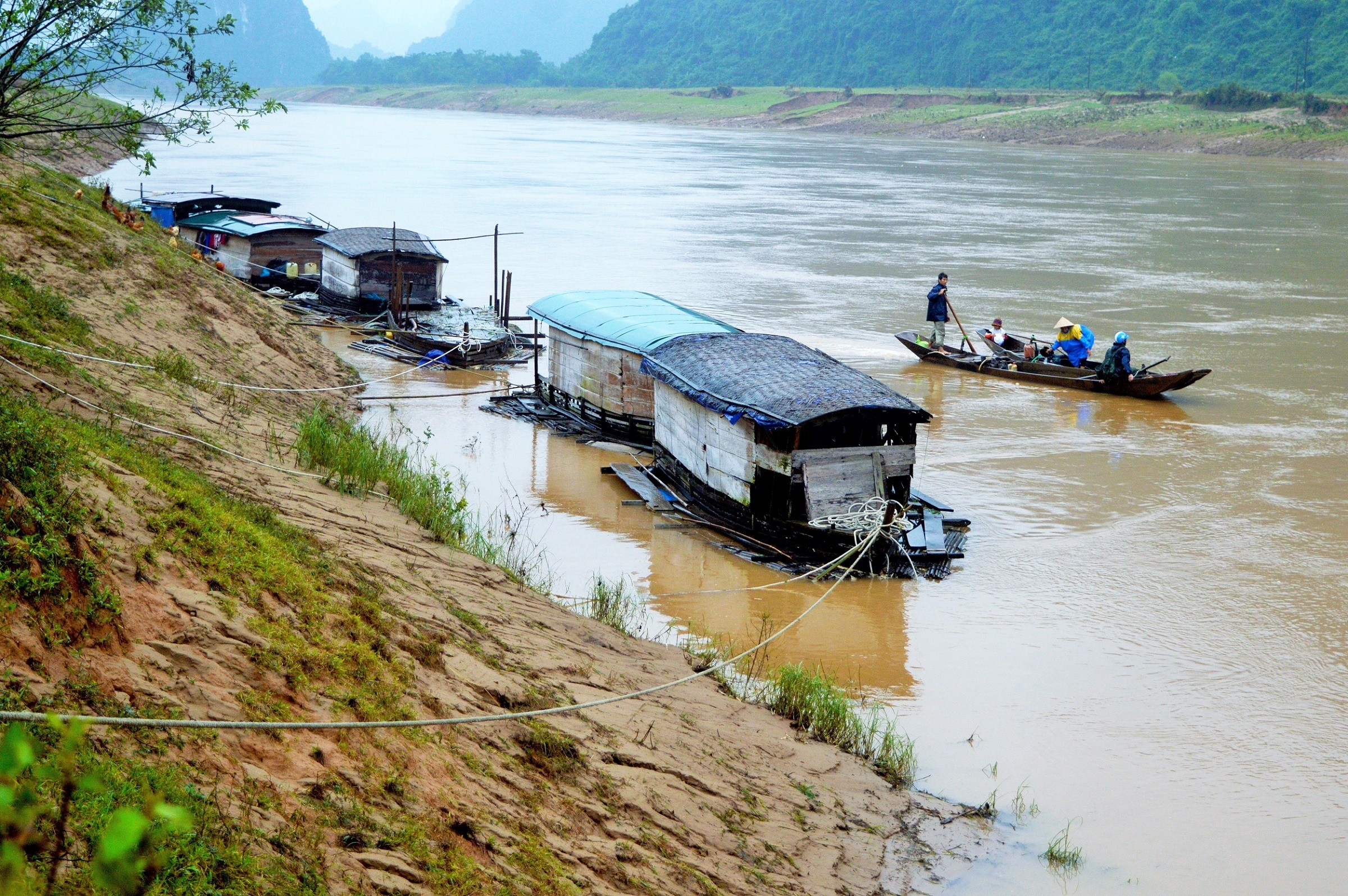 Xom 3 nha giua song Gianh anh 1