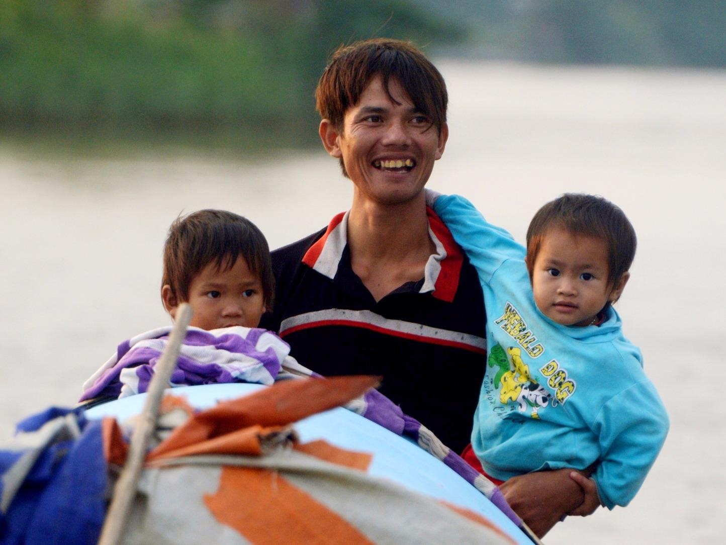 Xom chai khong ho khau giua long thi xa hinh anh