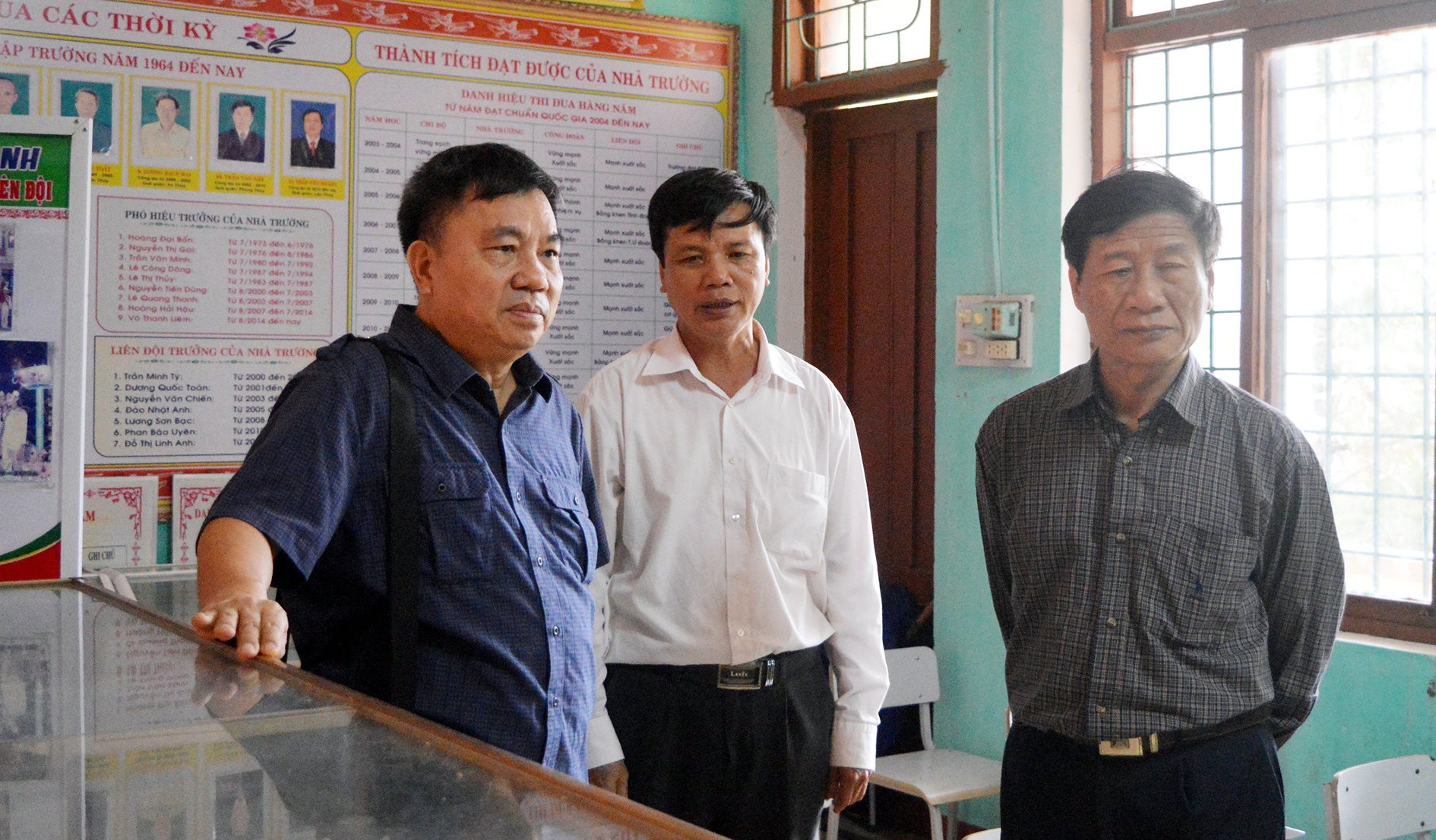 Hoi xuat ban tang sach cho hoc sinh vung lu anh 1