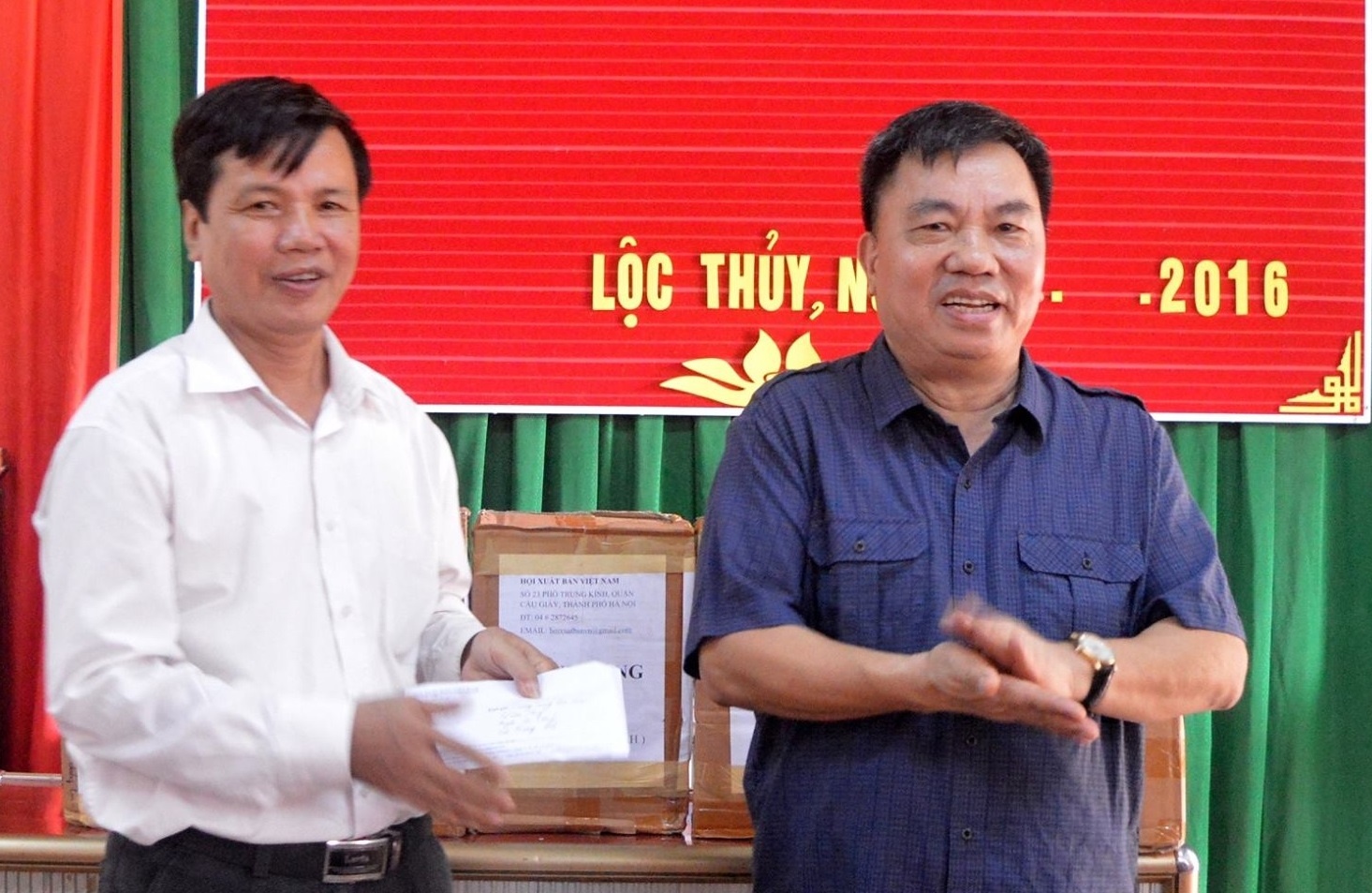 Hoi Xuat ban tang sach cho hoc sinh vung lu lut Quang Binh hinh anh