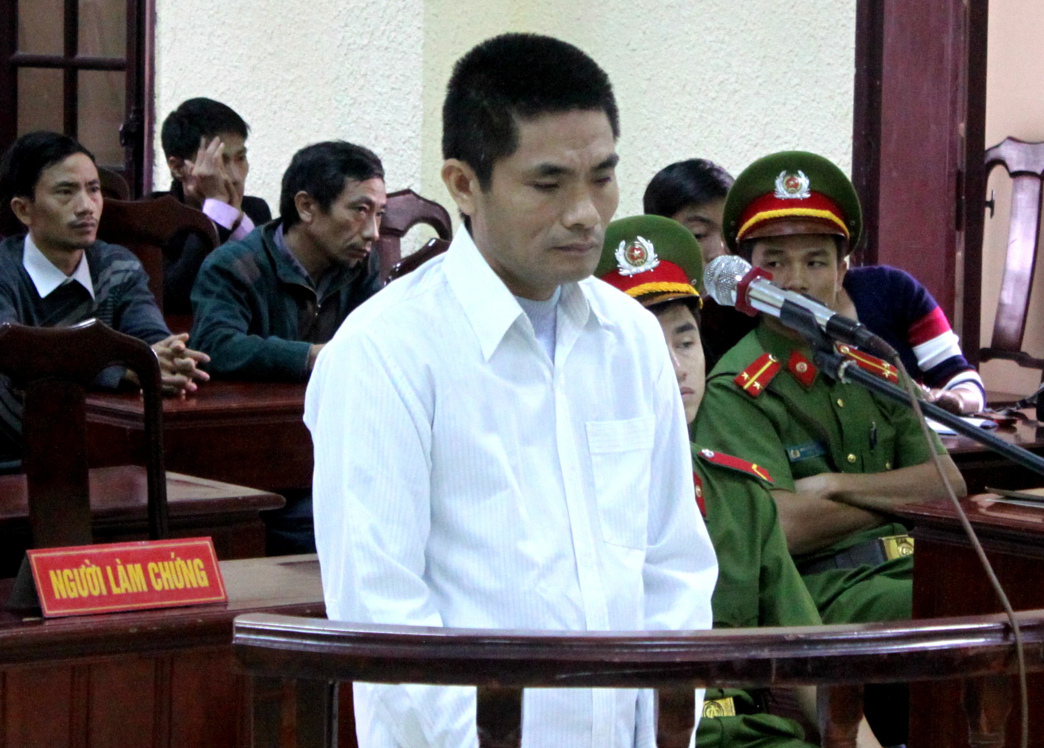 Nguoi chong tam xang dot vo cu roi nuoc mat o toa hinh anh