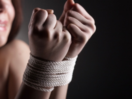 Cong an xac minh viec be gai bi troi 2 tay khi me vang nha hinh anh