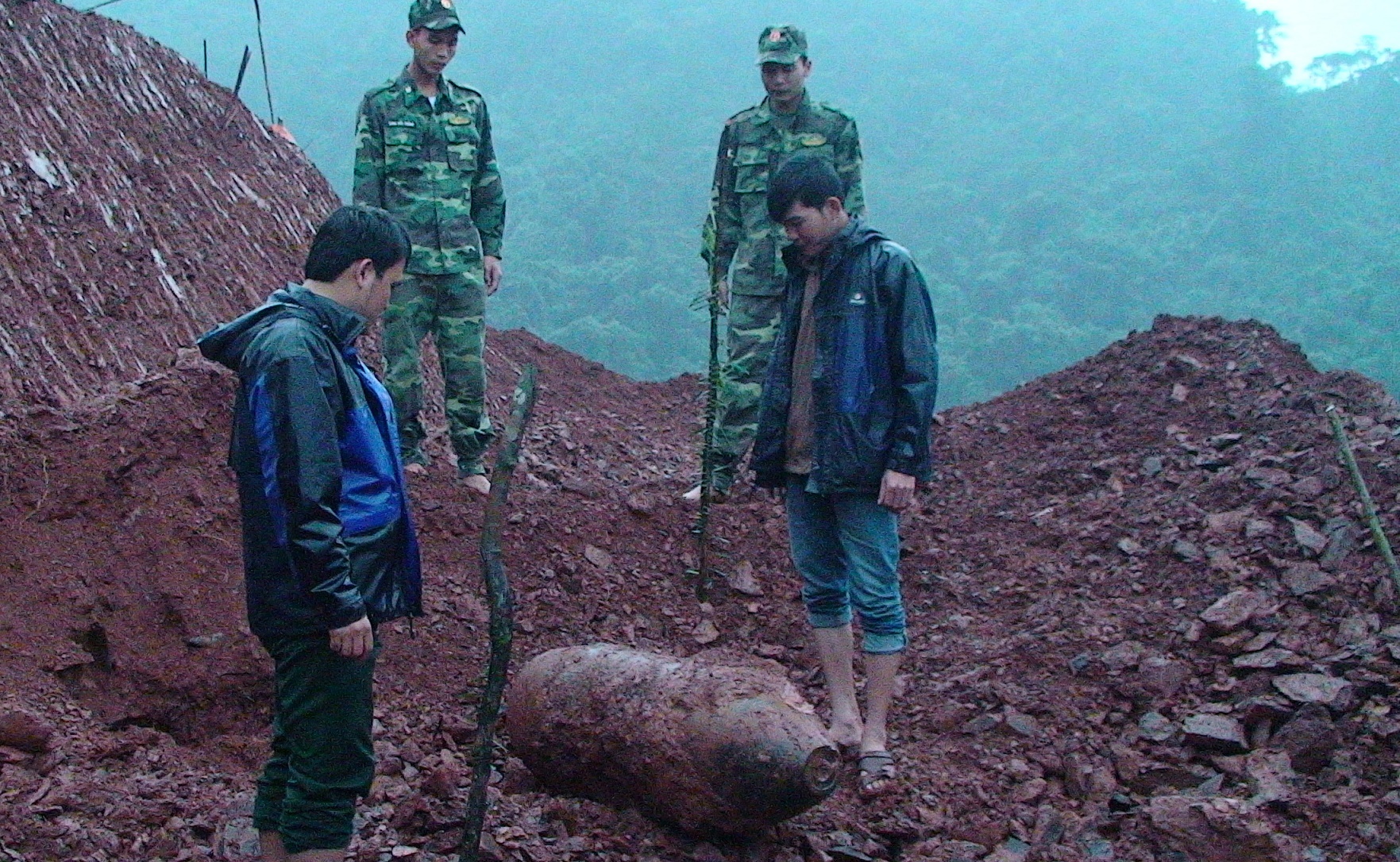 Cong nhan phat hien bom khi san lap mat bang hinh anh