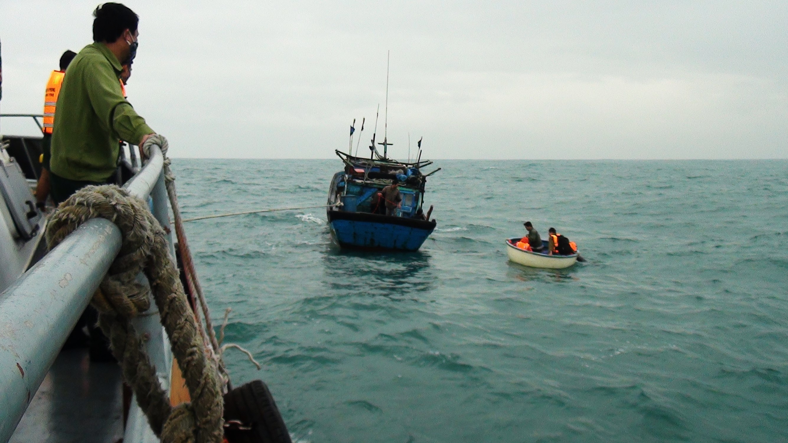 9 nha khoa hoc gap nan tren bien anh 1