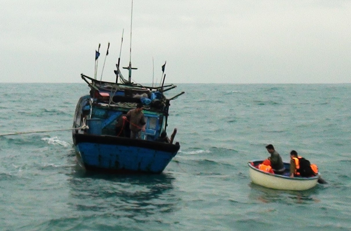 Cuu 9 nha khoa hoc va 4 ngu dan gap nan tren bien hinh anh